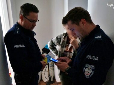Dzielnicowi ze Świętochłowic odwiedzają uchodźców z Ukrainy Świętochłowice policjanci u uchodźców
