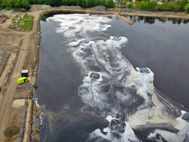 Biała piana na stawie Kalina. Czy jest się czego obawiać? Świętochłowice staw Kalina