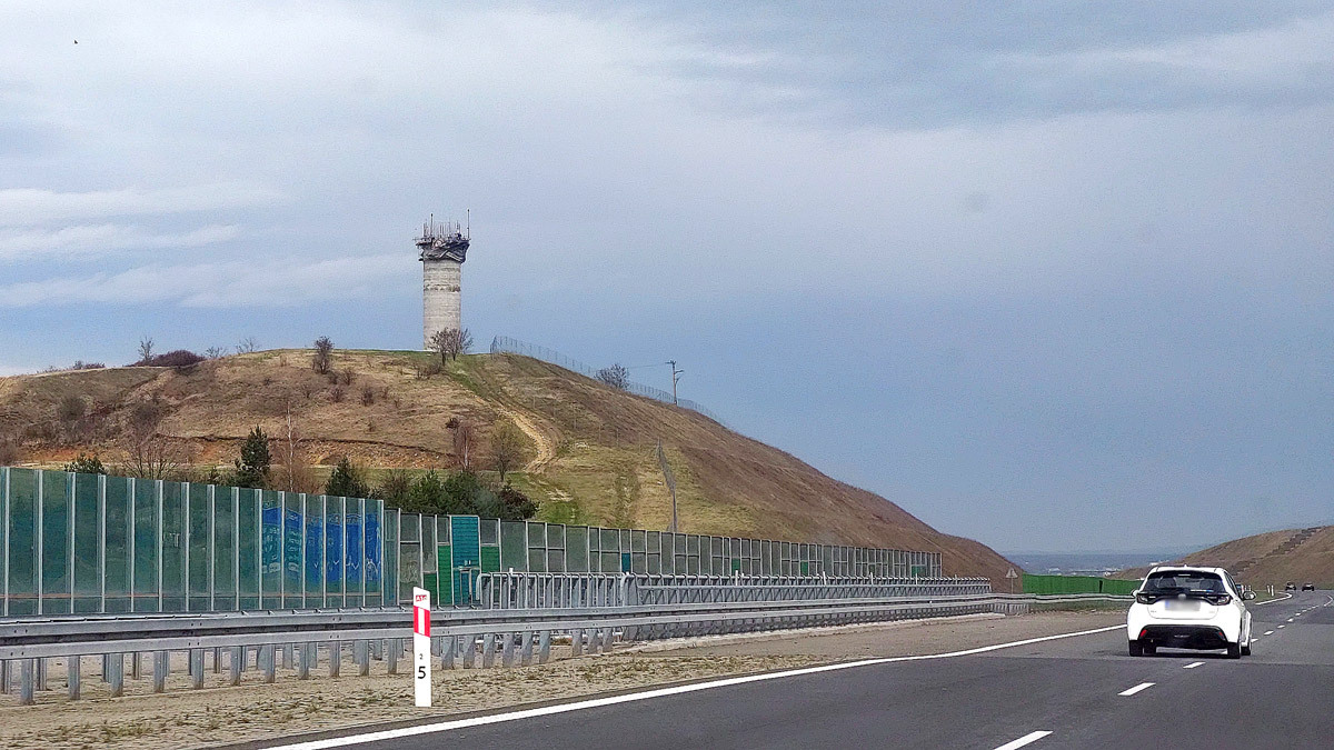 Budowa wiezy radarowej przy autostradzie A1