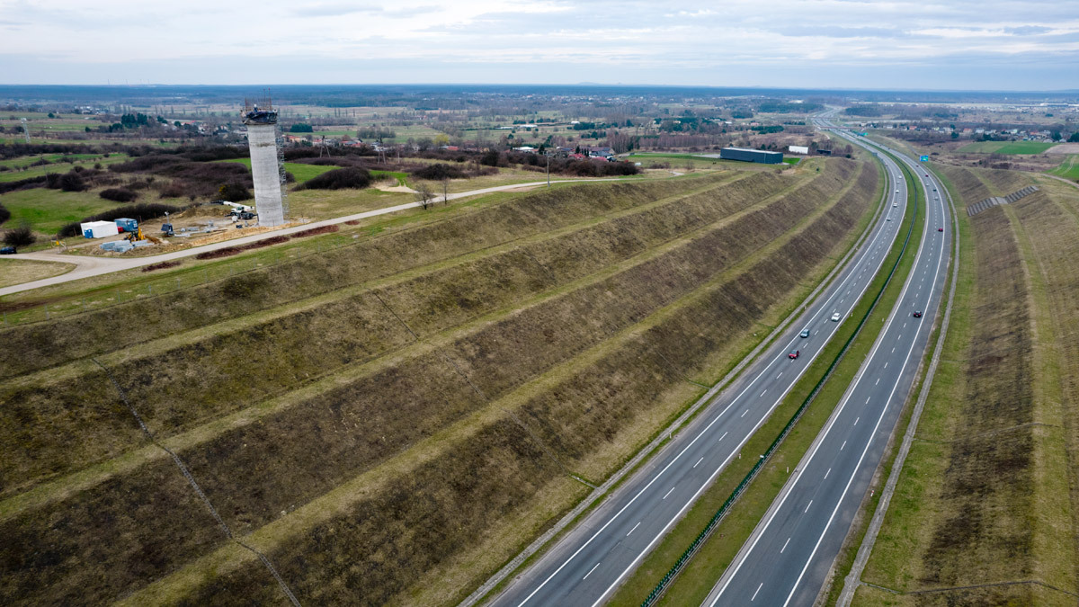 Budowa wieży radarowej przy autostradzie A1