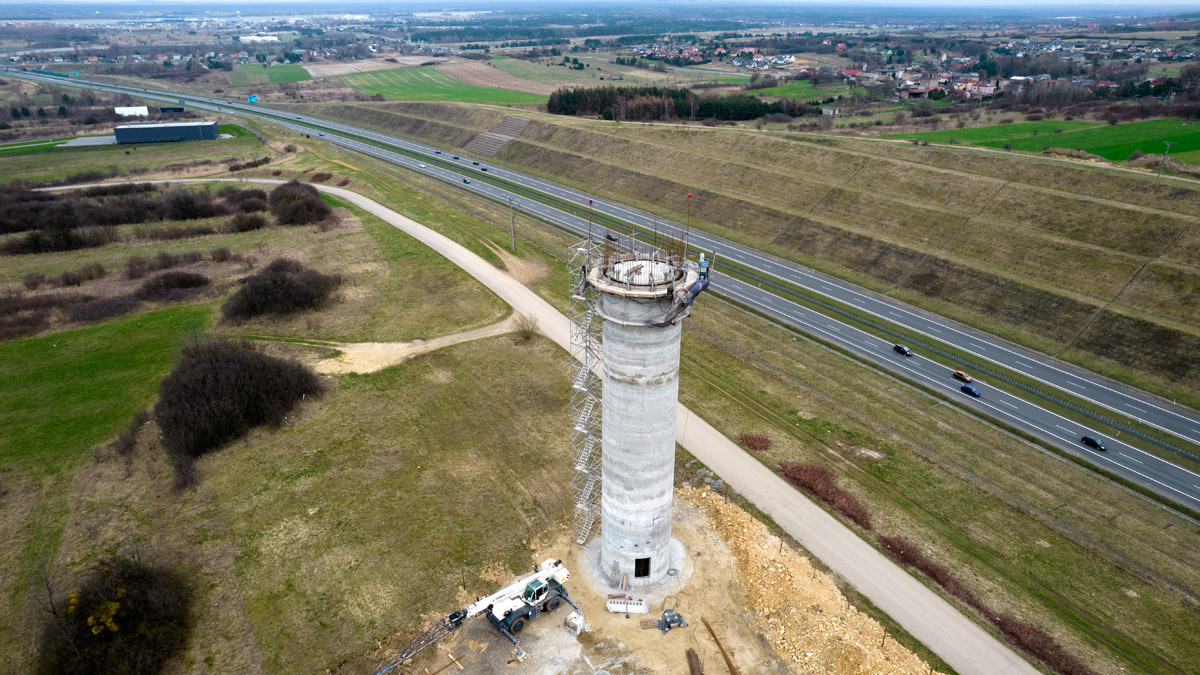 Budowa wieży radiolokacyjnej w Sączowie