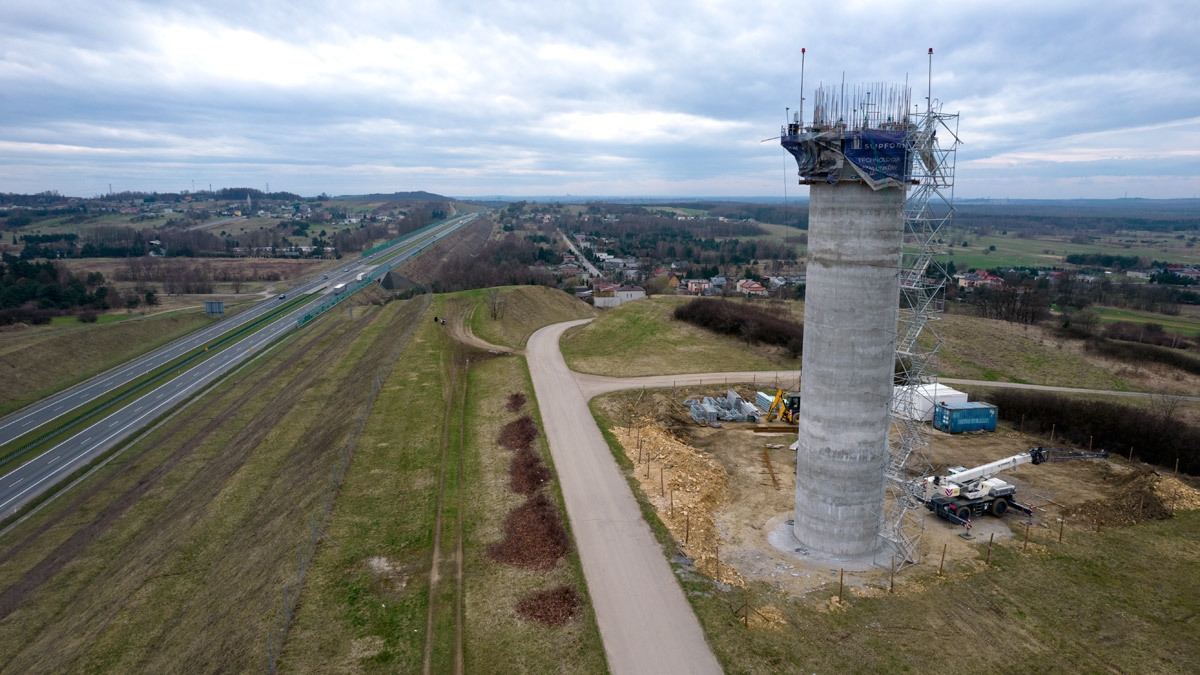 Budowa wieży radiolokacyjnej przy autostradzie A1