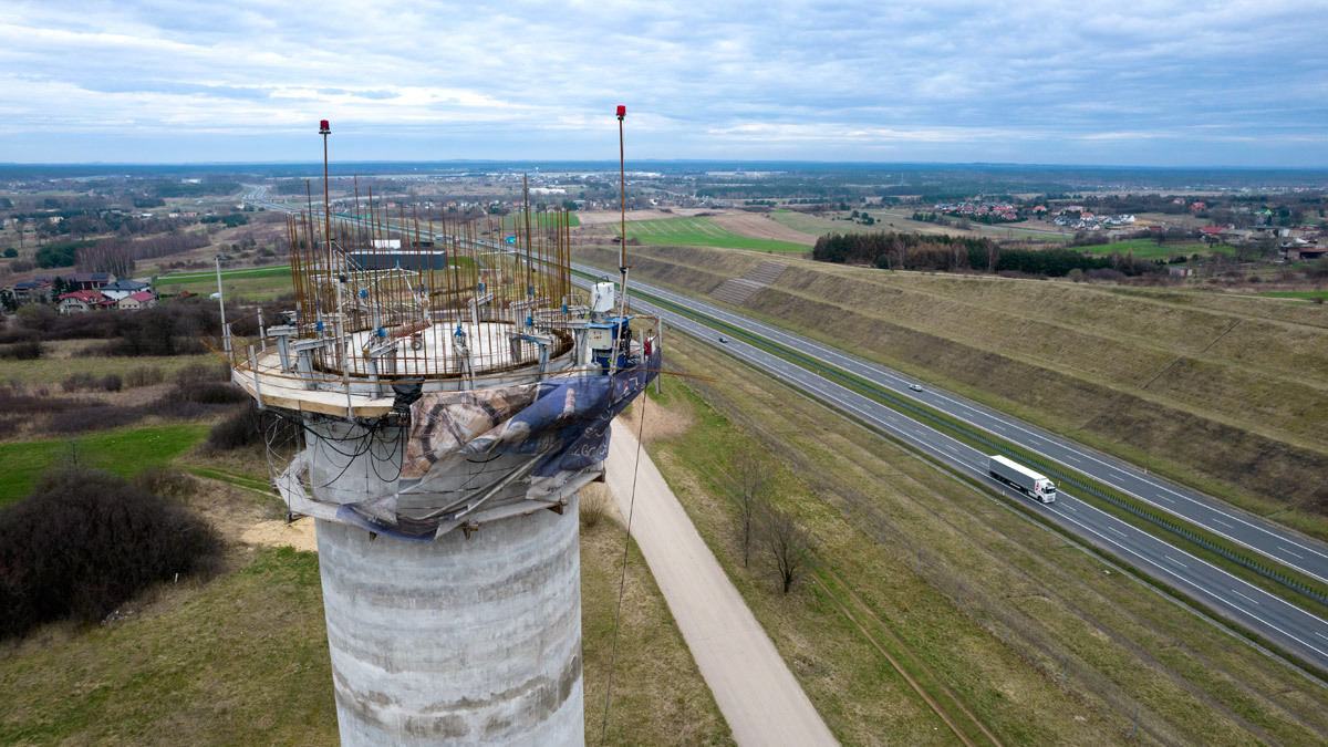 Budowa wieży radiolokacyjnej przy autostradzie A1