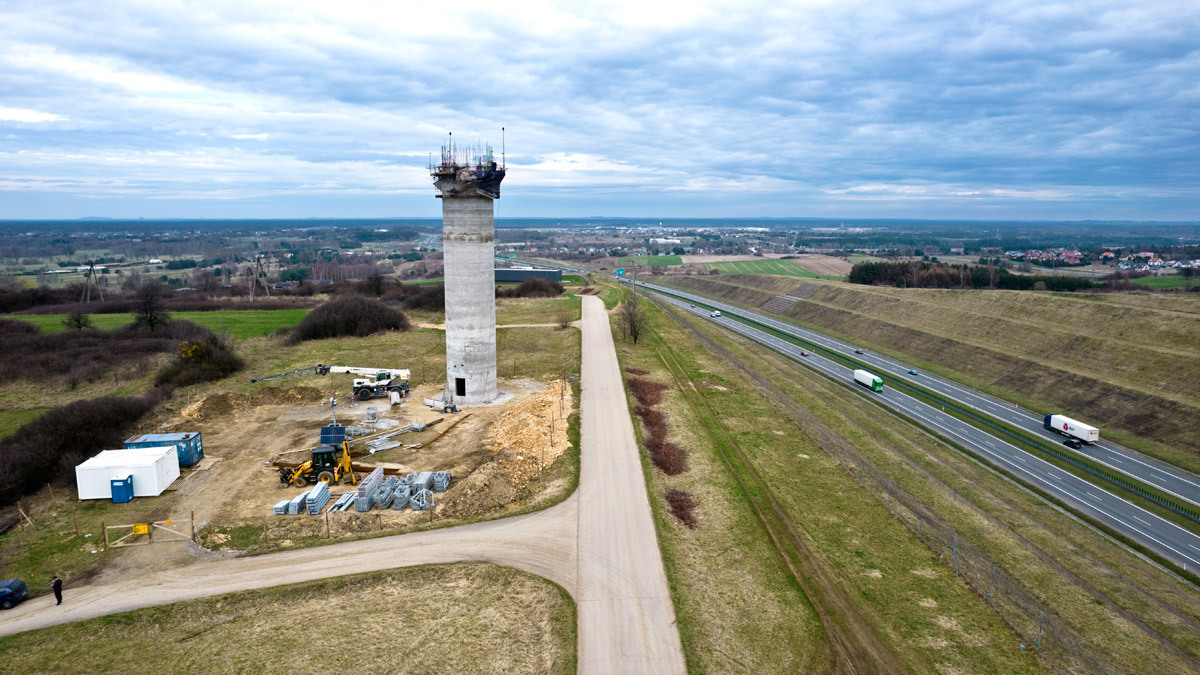 Budowa wieży radiolokacyjnej przy autostradzie A1