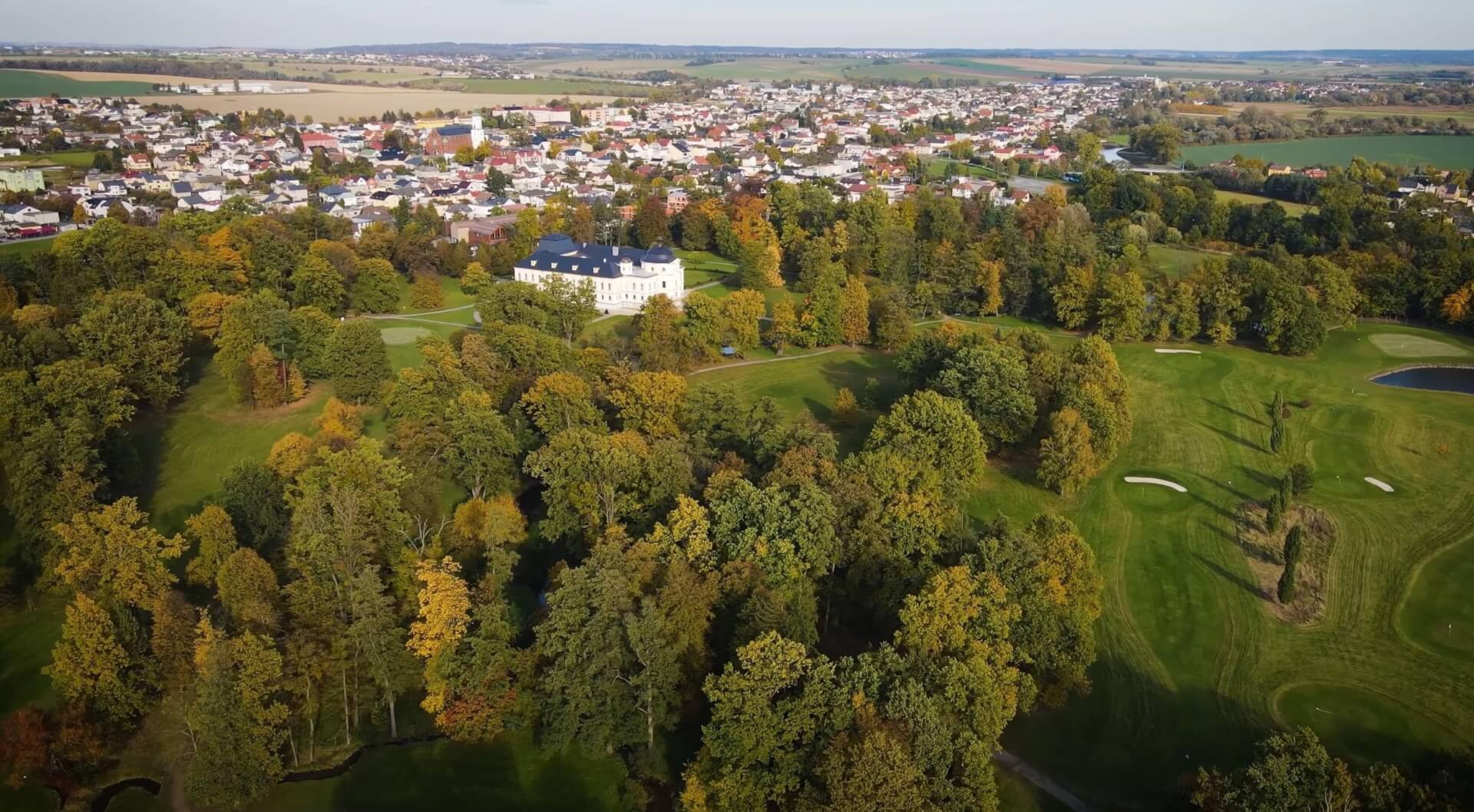 Pole golfowe niedaleko pałacu Kravare