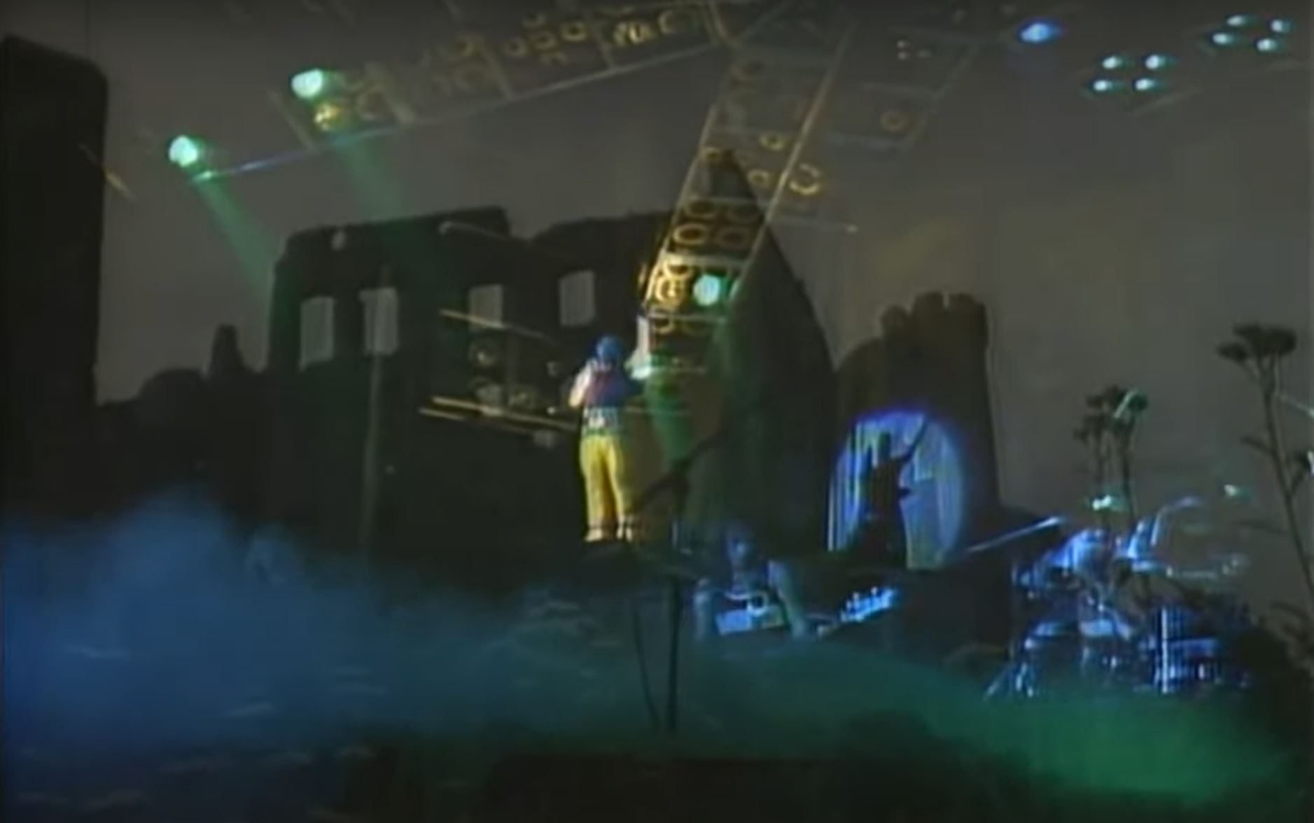 Konceret Iron Maiden, w tle zamek Ogrodzieniec
