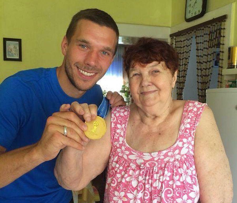 Lukas Podolski z babcią po zdobyciu złotego medalu mistrzostw świata.