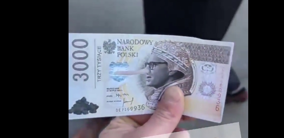 Premier Morawiecki stylizowany na Pinokia na fejkowym banknocie