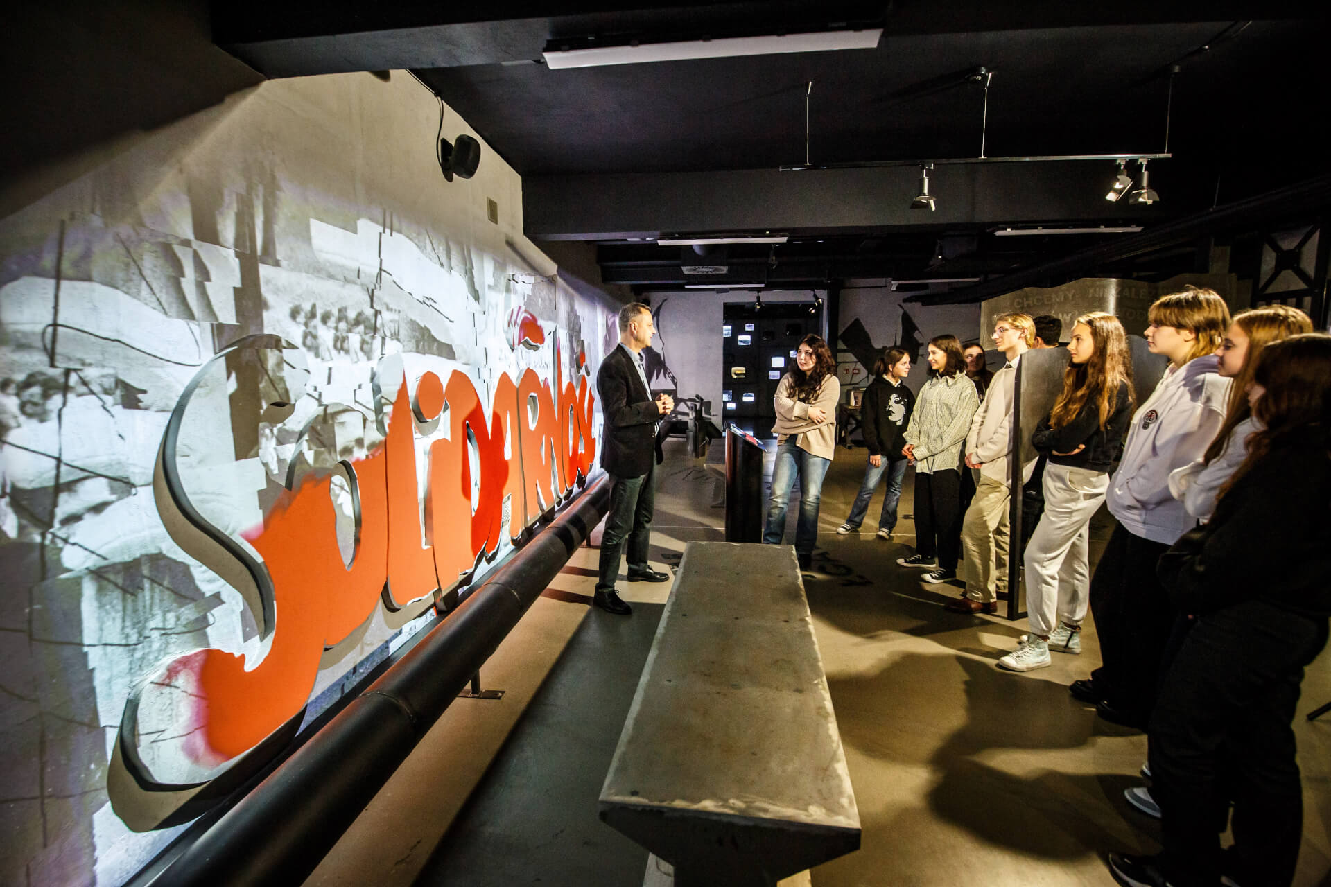 Przewrotna moda na lata 80. Śląskie Centrum Wolności i Solidarności mówi prawdę o tej dekadzie