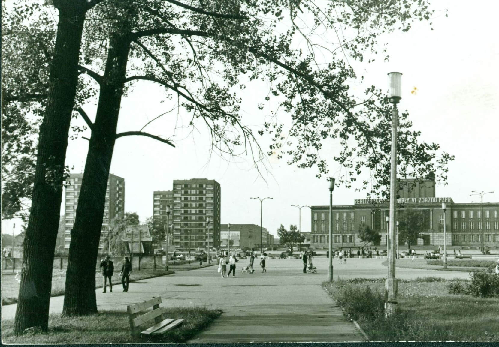 Dąbrowa Górnicza, plac Wolności i Dom Kultury