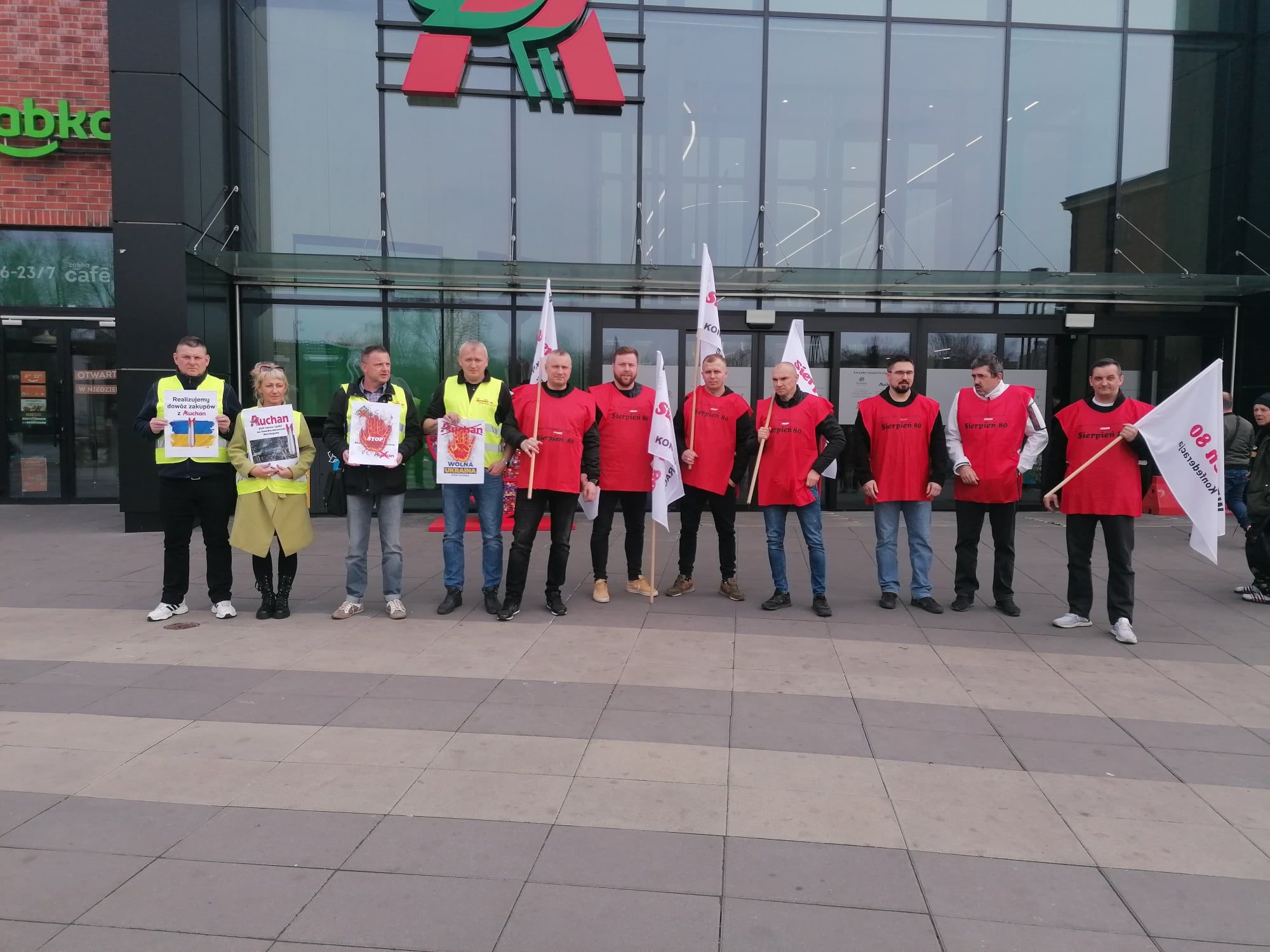 Protestowoli przed sklepem Auchan