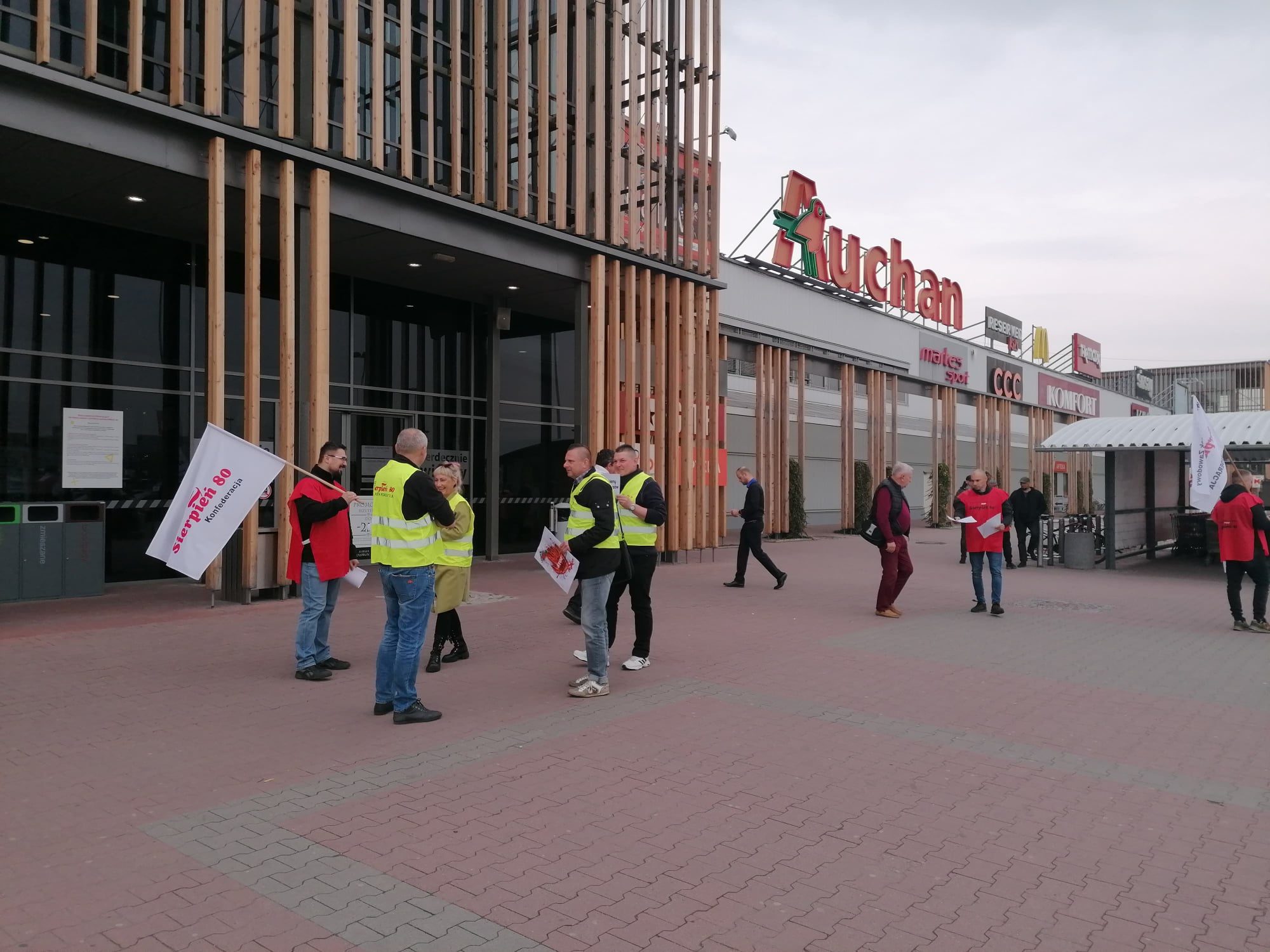 Protestowoli przed sklepem Auchan5