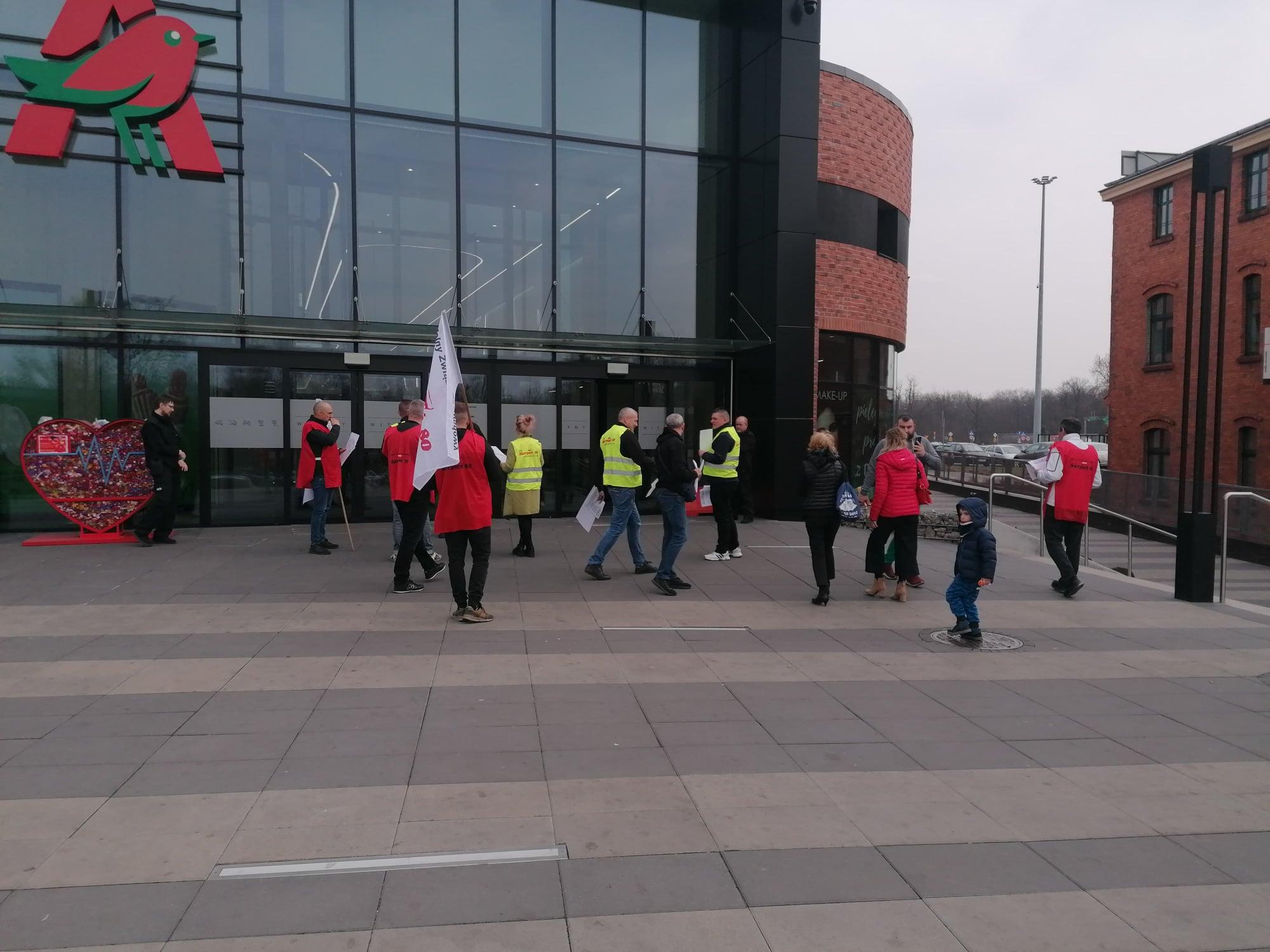 Protestowoli przed sklepem Auchan6