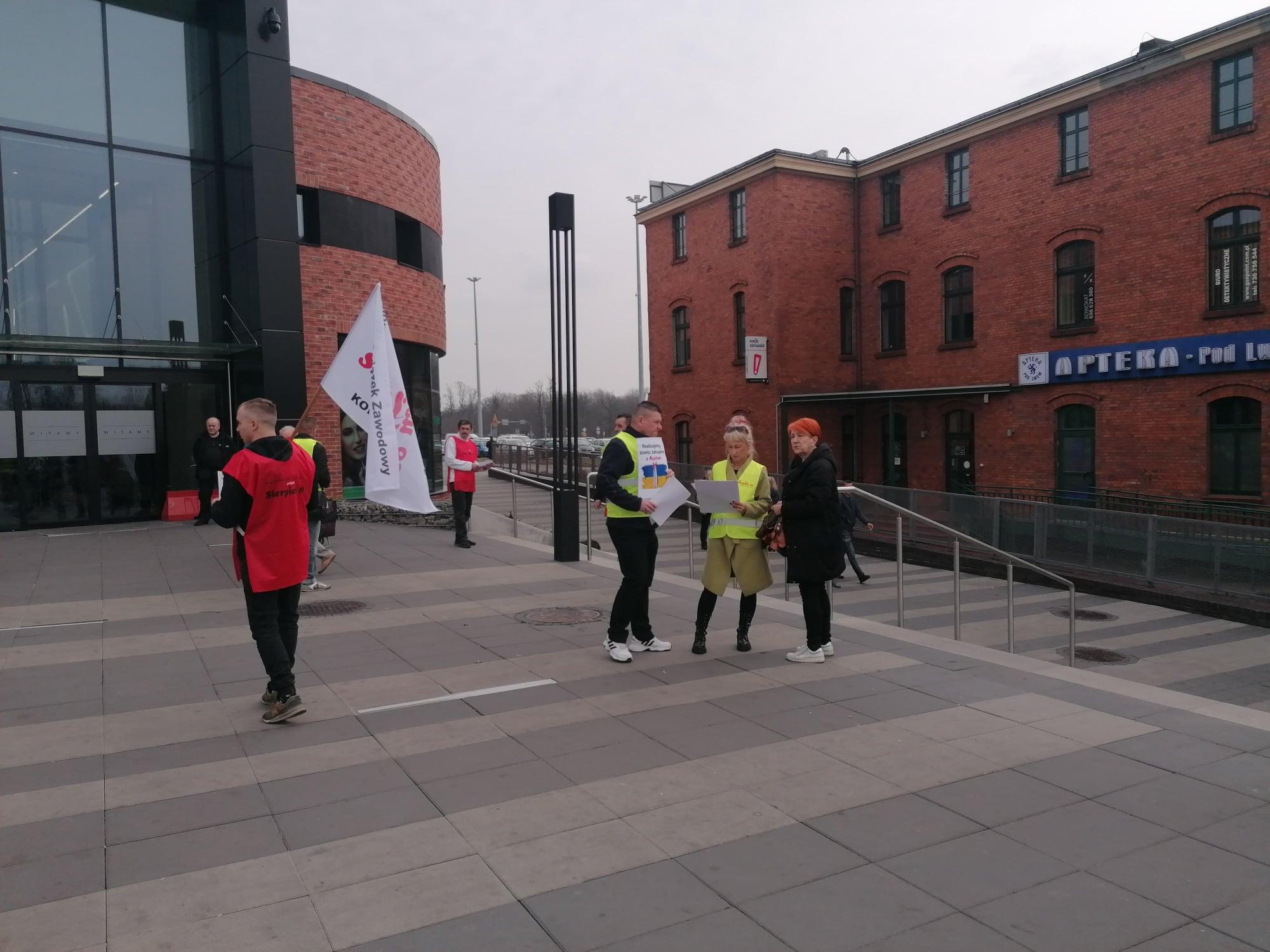 Protestowoli przed sklepem Auchan8