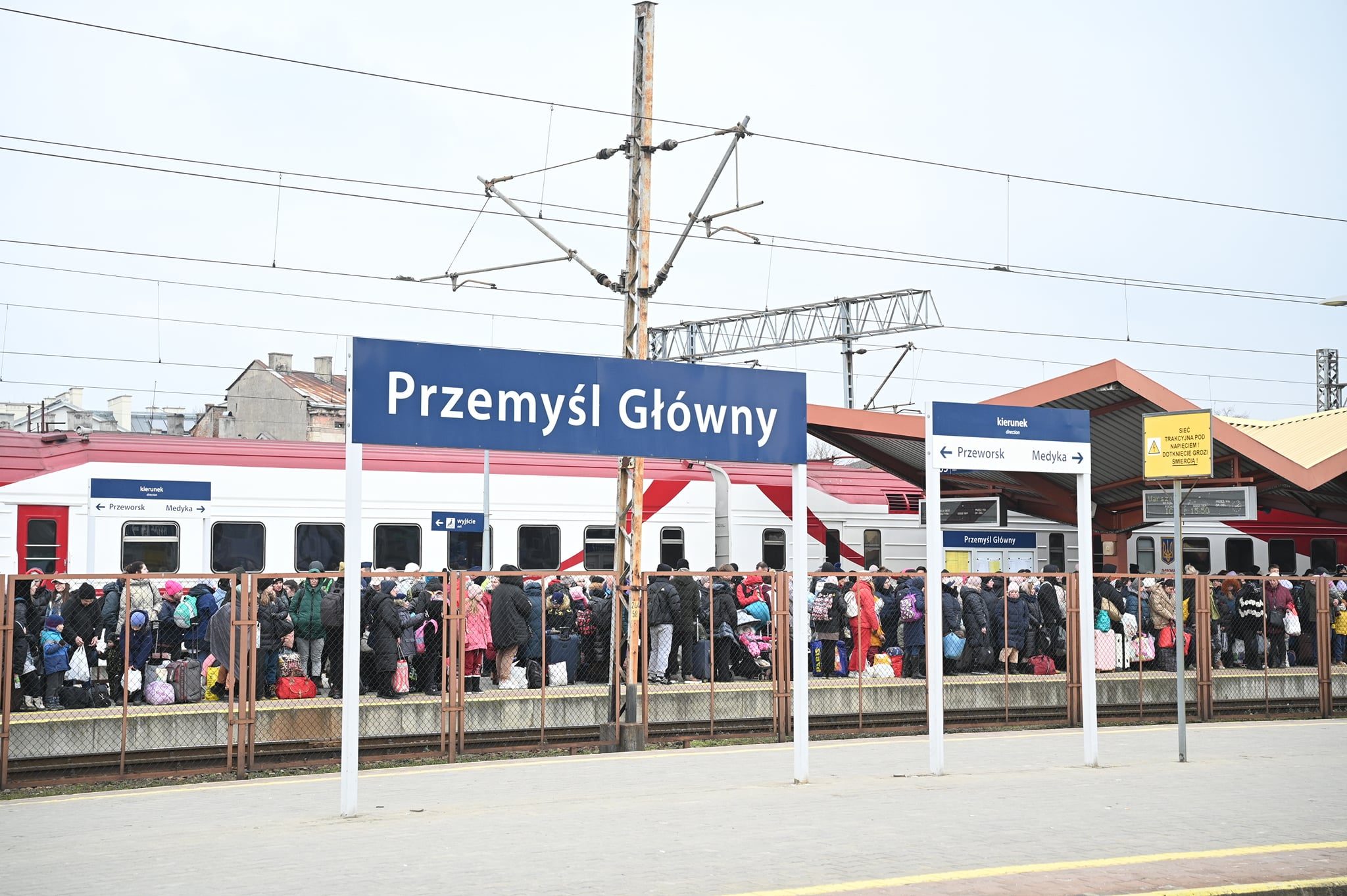 Tłumy uciekinierów z Ukrainy na dworcu Przemyśl Główny