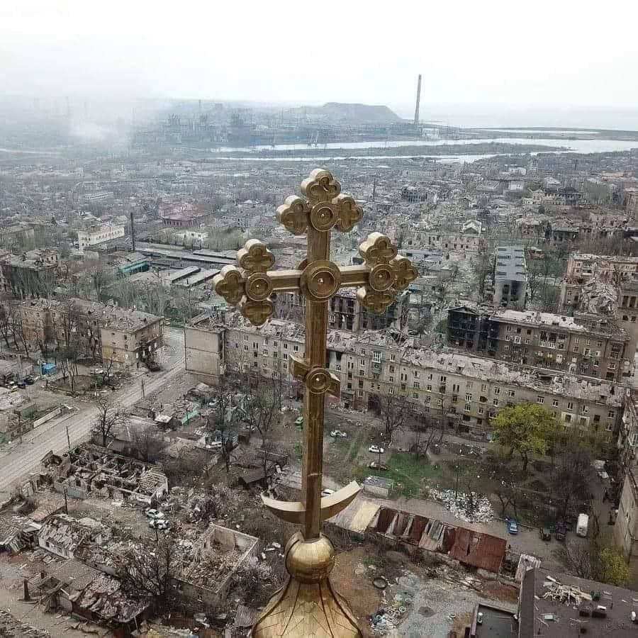 Zniszczony Mariupol a parada zwycięstwa