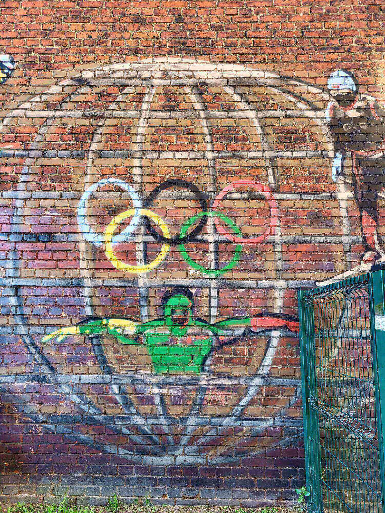 Ściana jednego z familoków niedaleko Szkoły Podstawowej Sportowej im Olimpijczyków Śląskich w Mysłowicach