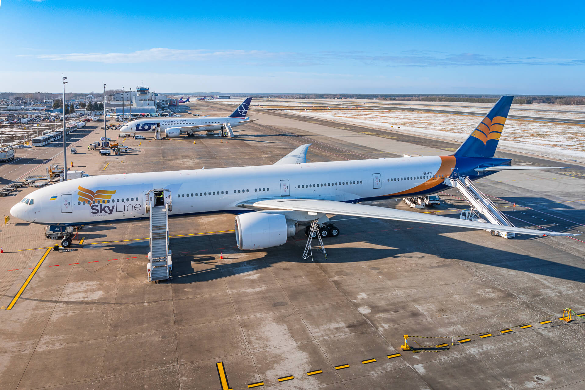 Boeing 777-300ER Skyline Express poleciał na Dominikanę wypełniony „po brzegi”