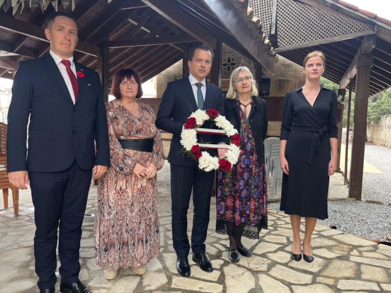 Składanie kwiatów pod pomnikiem wotywnym wzniesionym przez Polaków w 1941 roku na Cyprze, 11 listopada 2024 r.