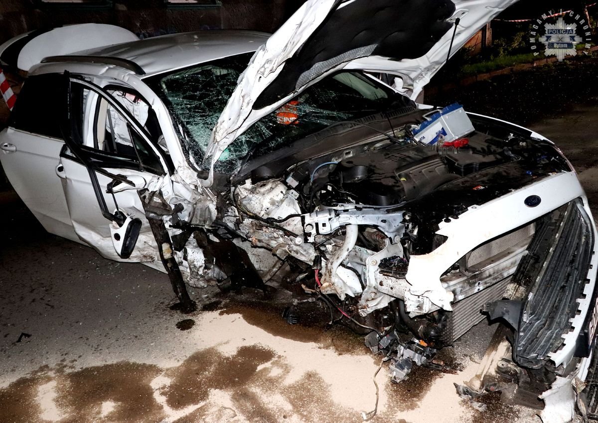 Kierowca uderzył w drzewo