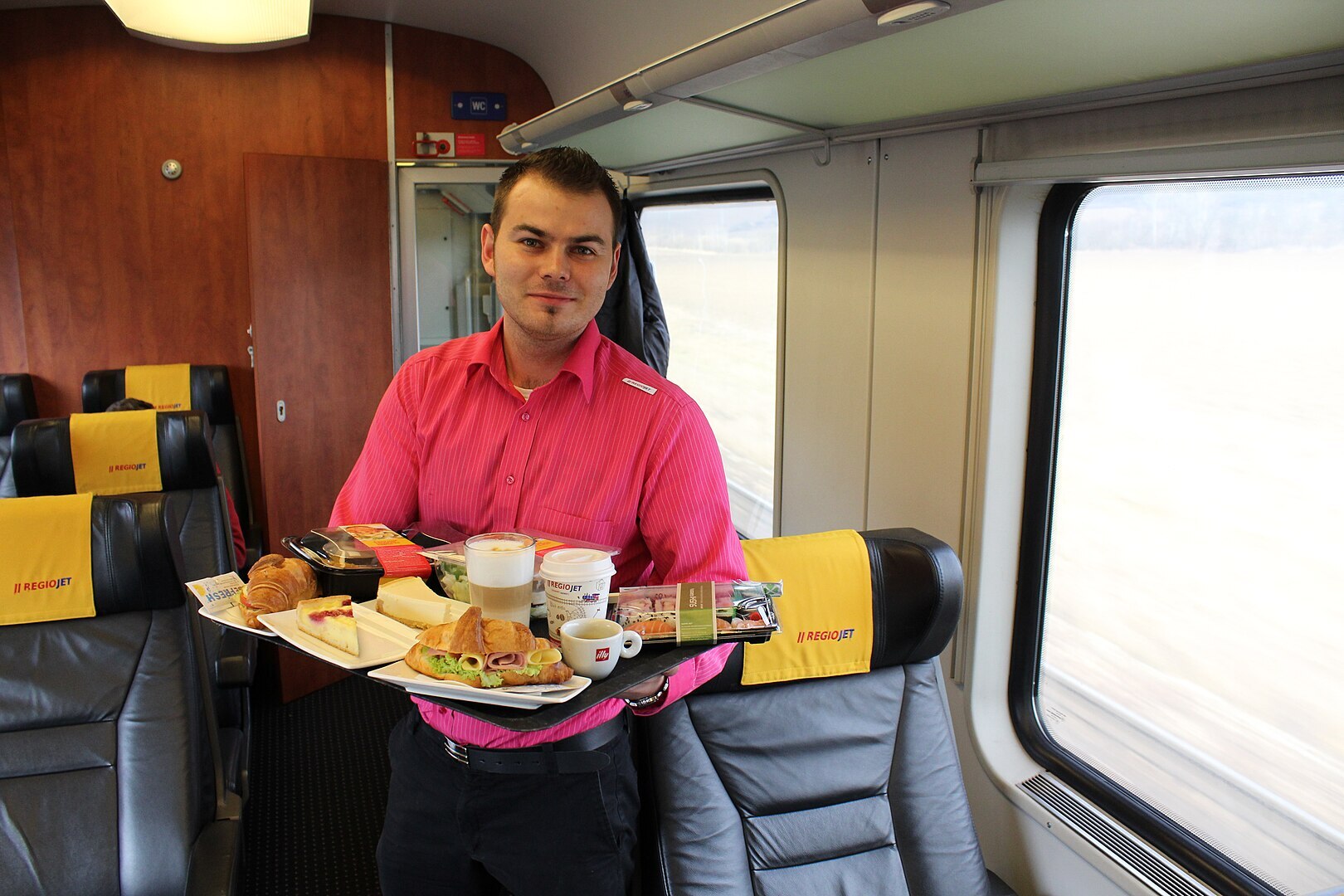 1620px Regio Jet sluzby stevard obcerstvenie