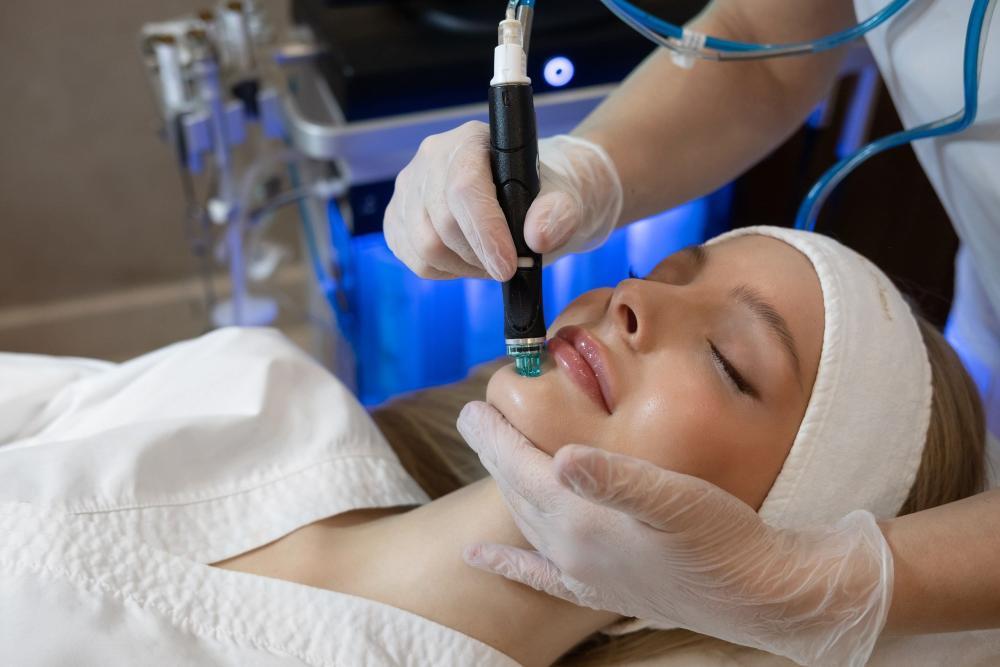 Hydrafacial – na czym polega zabieg i jakie daje efekty?