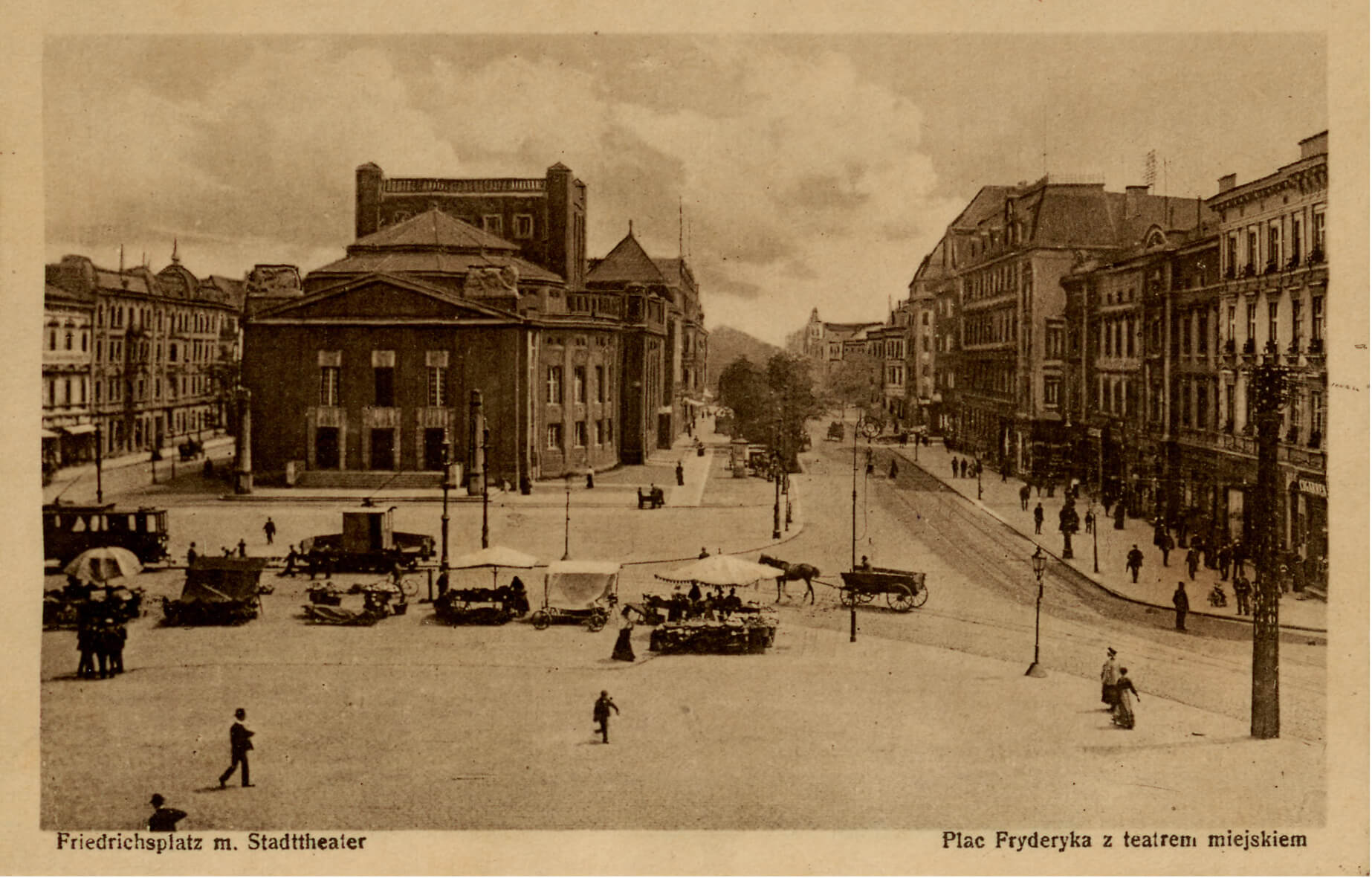 Friedrichsplatz  - plac Fryderyka, później Rynek. Widok w kierunku teatru i ulicy Warszawskiej
