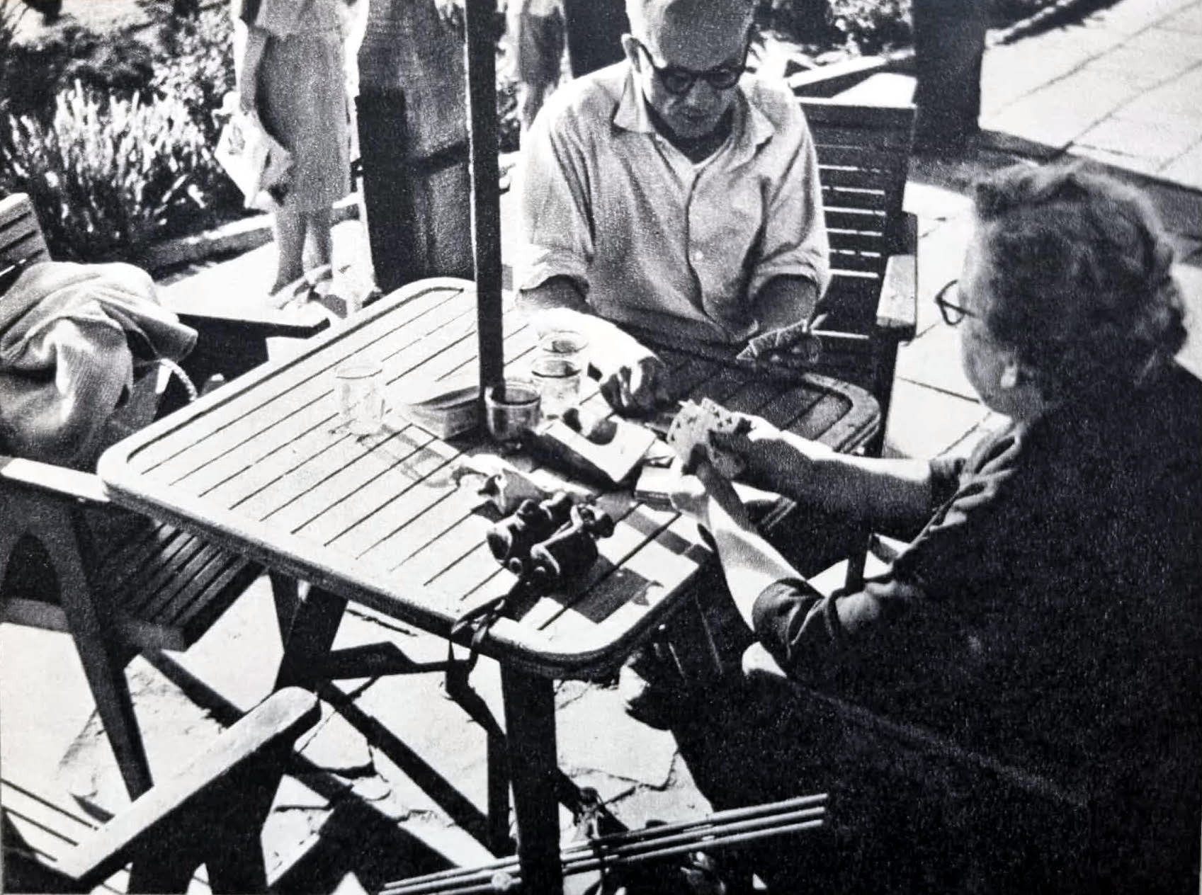 Także i to zdjęcie prawdopodobnie powstało przy tym samym schronie przeciwdeszczowym