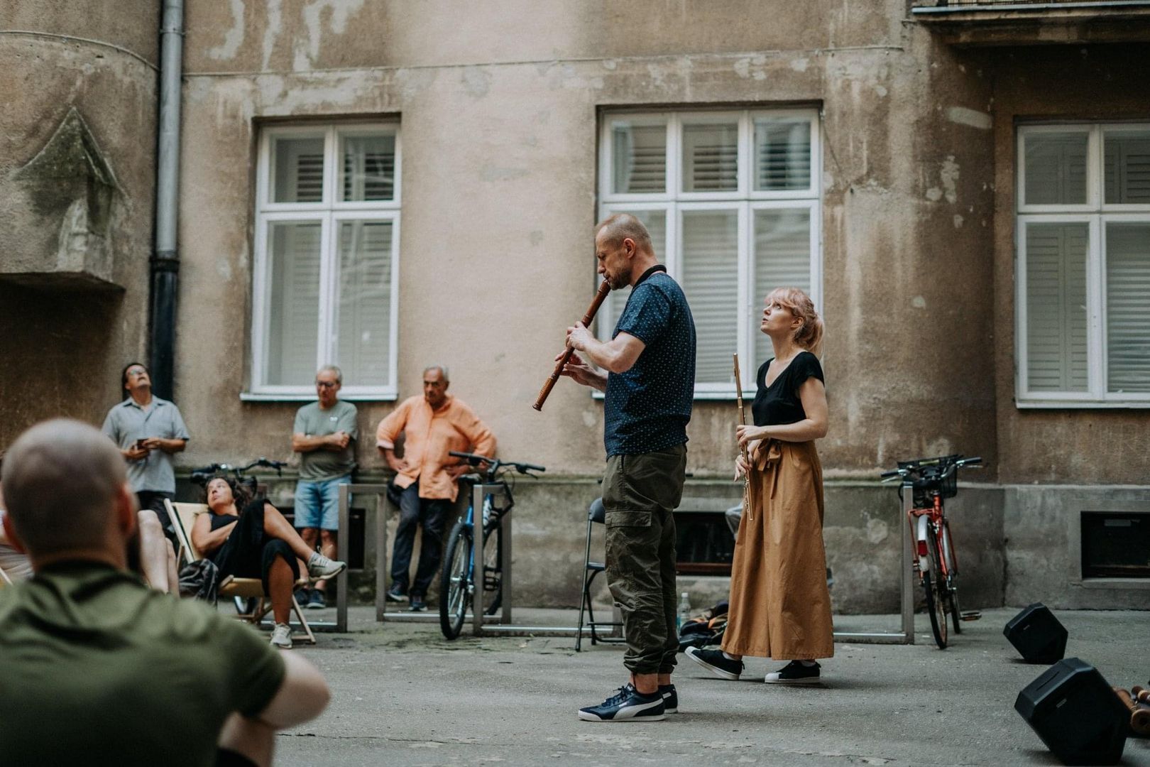 Anna Karpowicz i Dominik Strycharski. Koncert plenerowy na podwórzu kamienicy