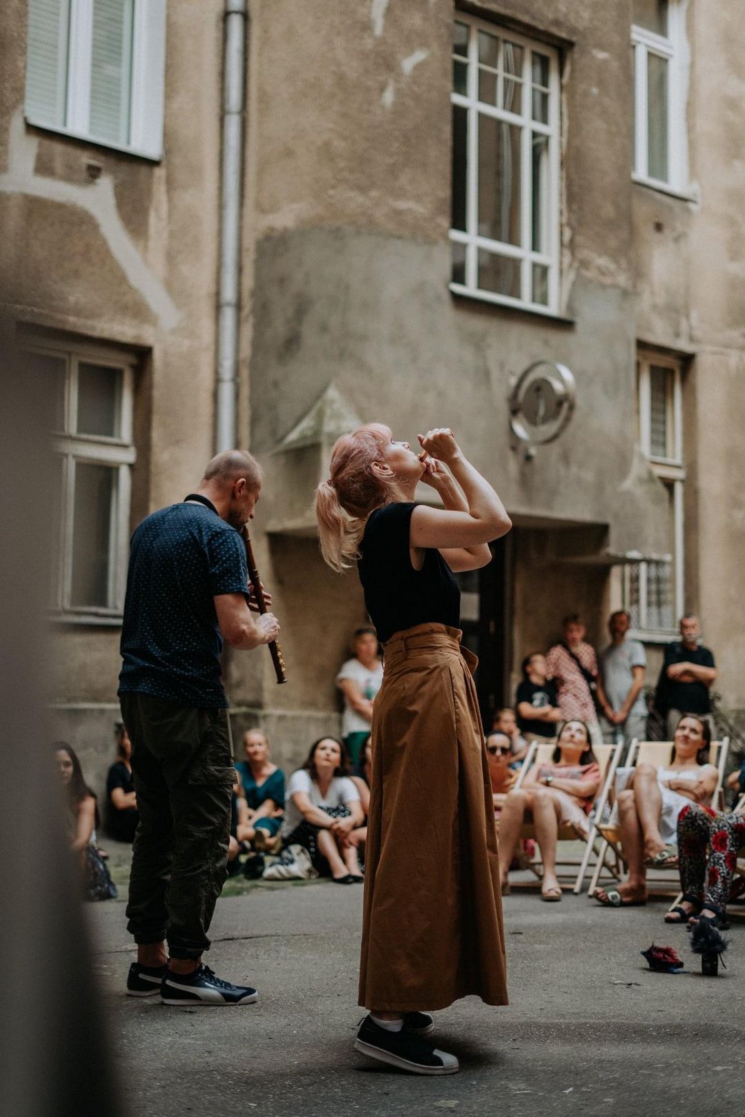 Anna Karpowicz i Dominik Strycharski. Koncert plenerowy na podwórzu kamienicy