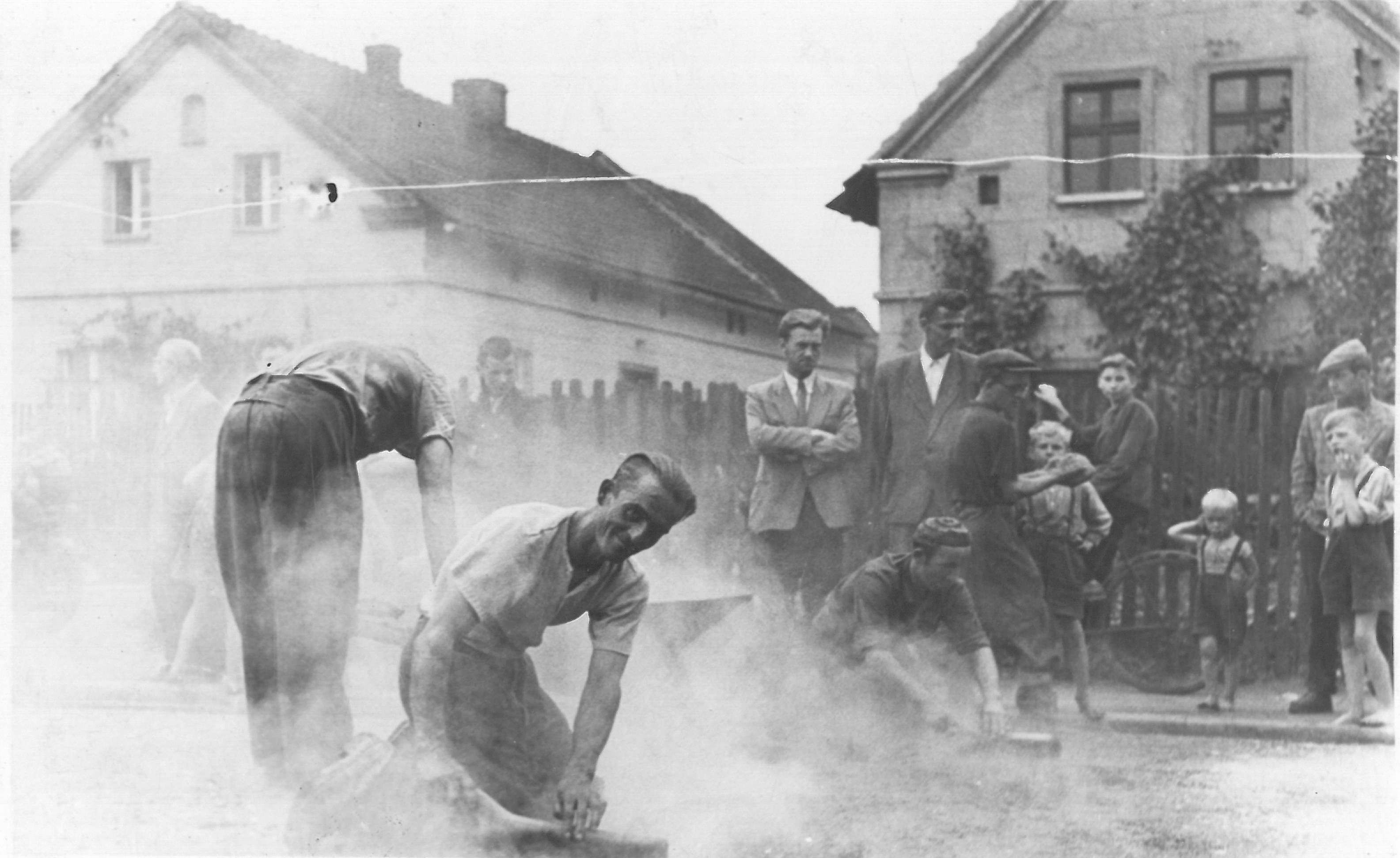 Asfaltowanie ulicy ulicy Przyjaźni w Dąbrówce Wielkiej