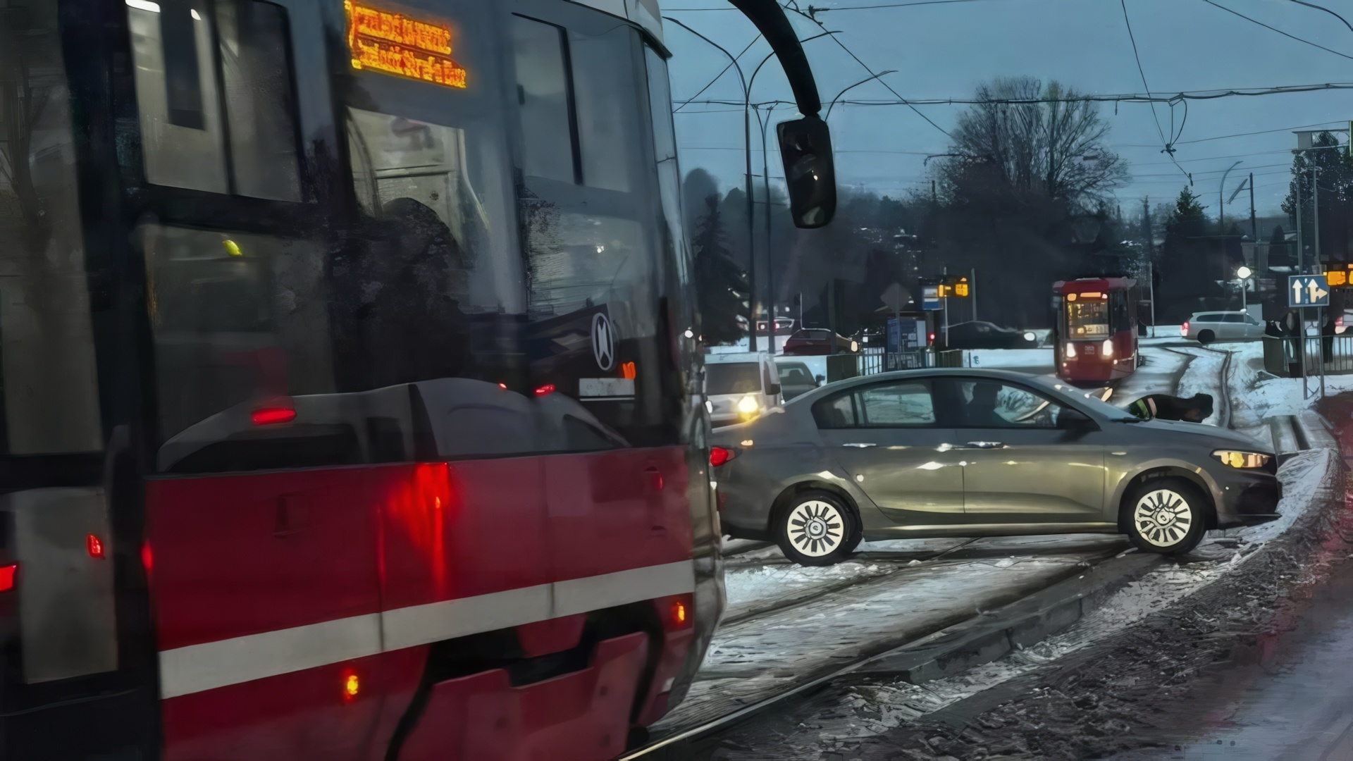 Będzin. Zlikwidowany przejazd drogowo-tramwajowy na alei Hugona Kołłątaja na skrzyżowaniu z ulicą 11 Listopada. Fiat Tipo na torach. 14 stycznia 2026.