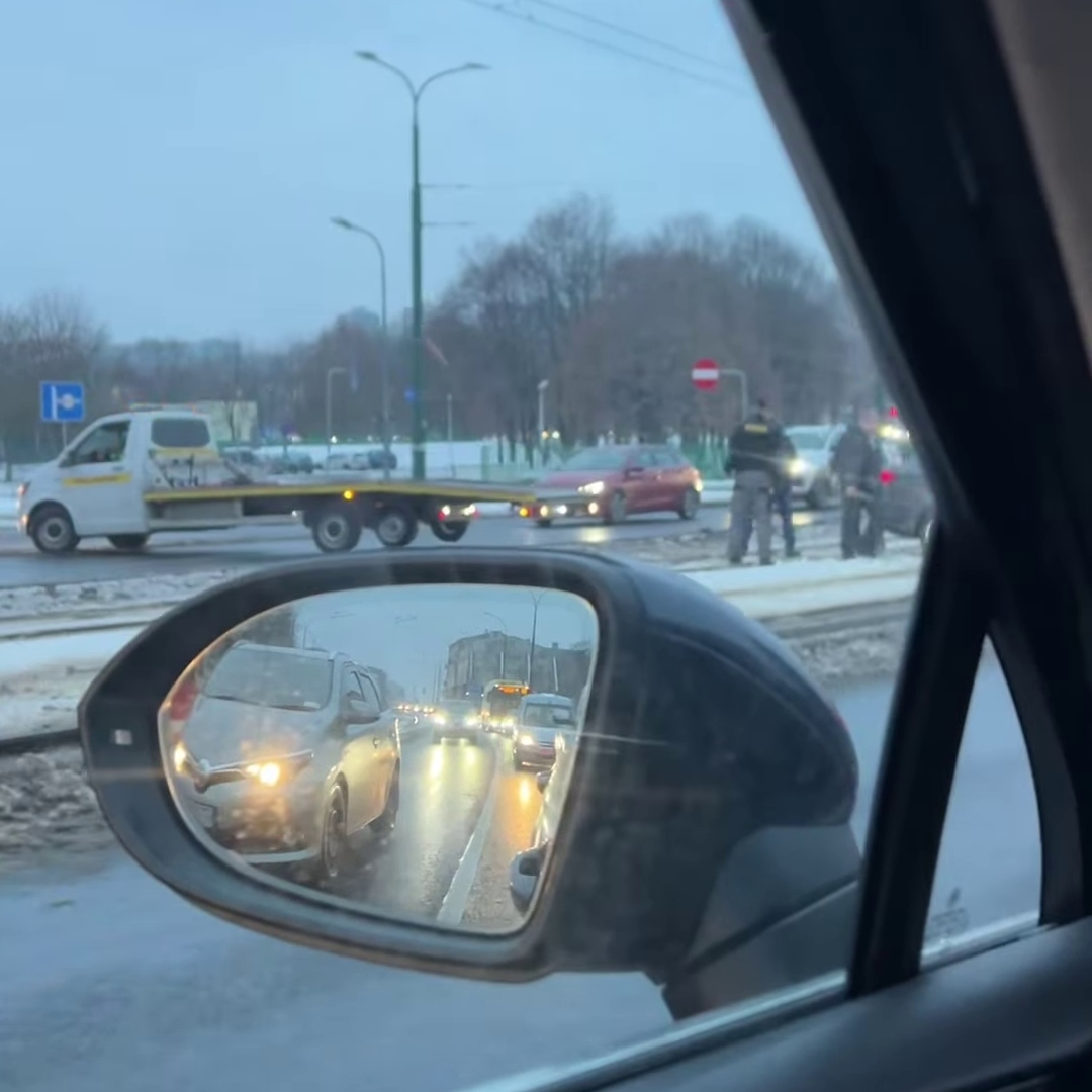 Będzin. Zlikwidowany przejazd drogowo-tramwajowy na alei Hugona Kołłątaja na skrzyżowaniu z ulicą 11 Listopada. Fiat Tipo na torach. 14 stycznia 2026.