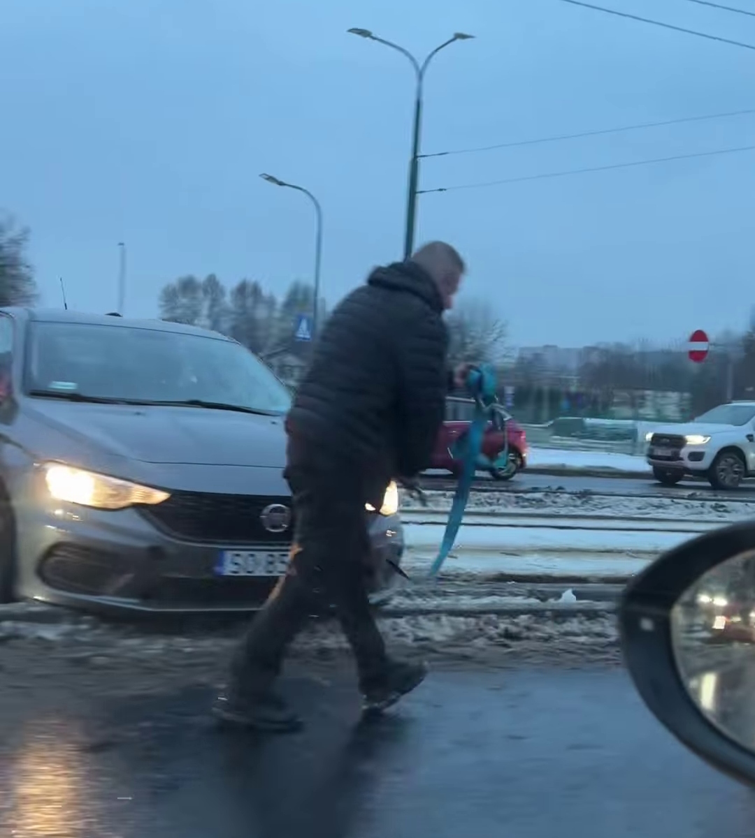 Będzin. Zlikwidowany przejazd drogowo-tramwajowy na alei Hugona Kołłątaja na skrzyżowaniu z ulicą 11 Listopada. Fiat Tipo na torach. 14 stycznia 2026.