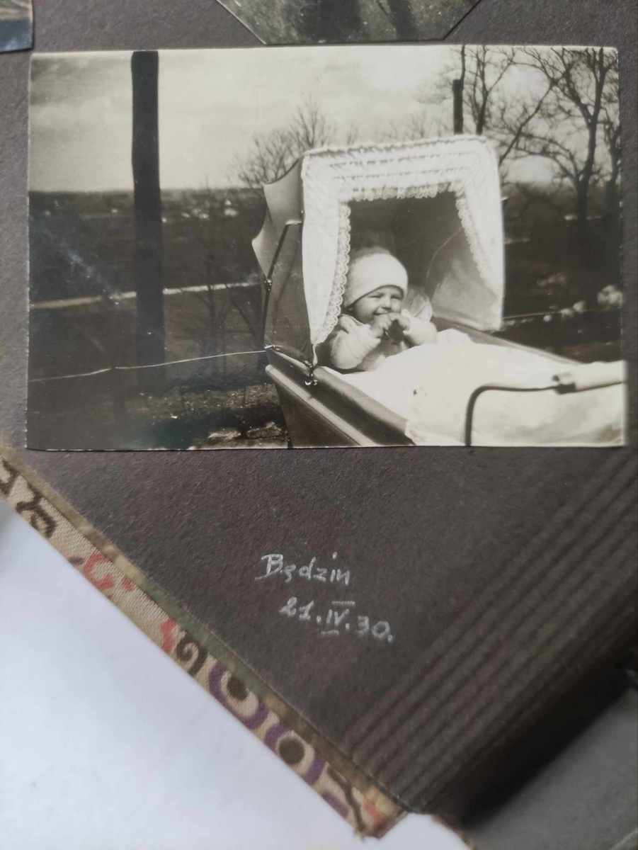 Kolekcja zdjęć z dwudziestolecia międzywojennego, autorstwa Czesława Włodarczyka, przekazana przez jego wnuczkę Fundacji Brama Cukermana w Będzinie.