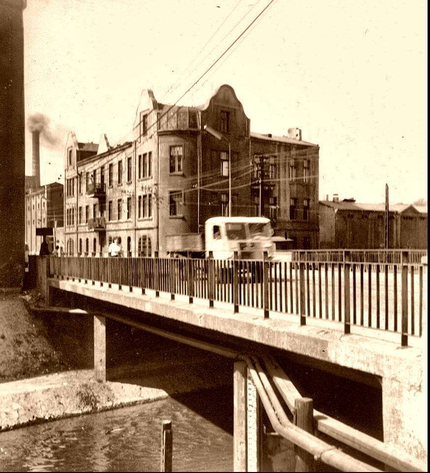 Będzin. Ulica Czeladzka. Most nad Czarną Przemszą. Kamienica Sercarzy i Browar «Gambrinus». Lata 1960-1970.
