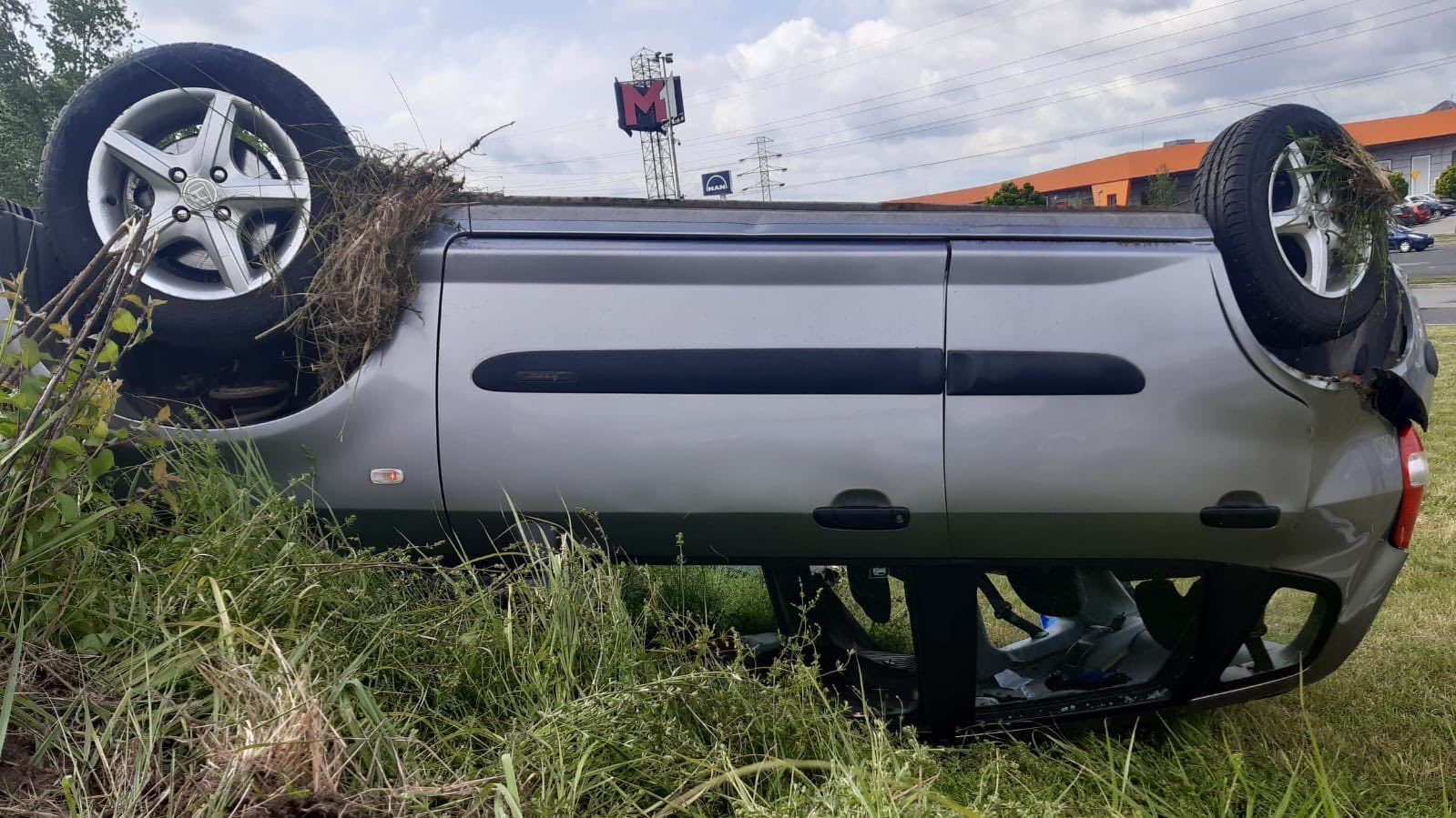 Będzin / Czeladź. Droga Krajowa nr 86. Zderzenie i dachowanie koło centrum handlowego. 16 maja 2025.