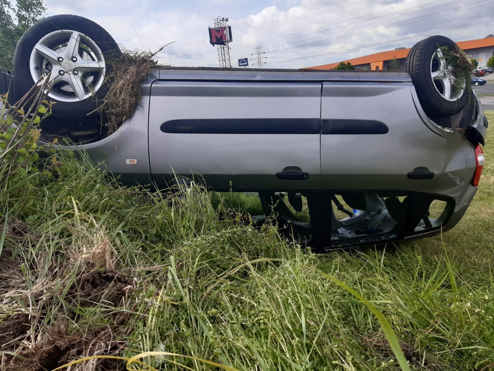 Będzin / Czeladź. Droga Krajowa nr 86. Zderzenie i dachowanie koło centrum handlowego. 16 maja 2025.