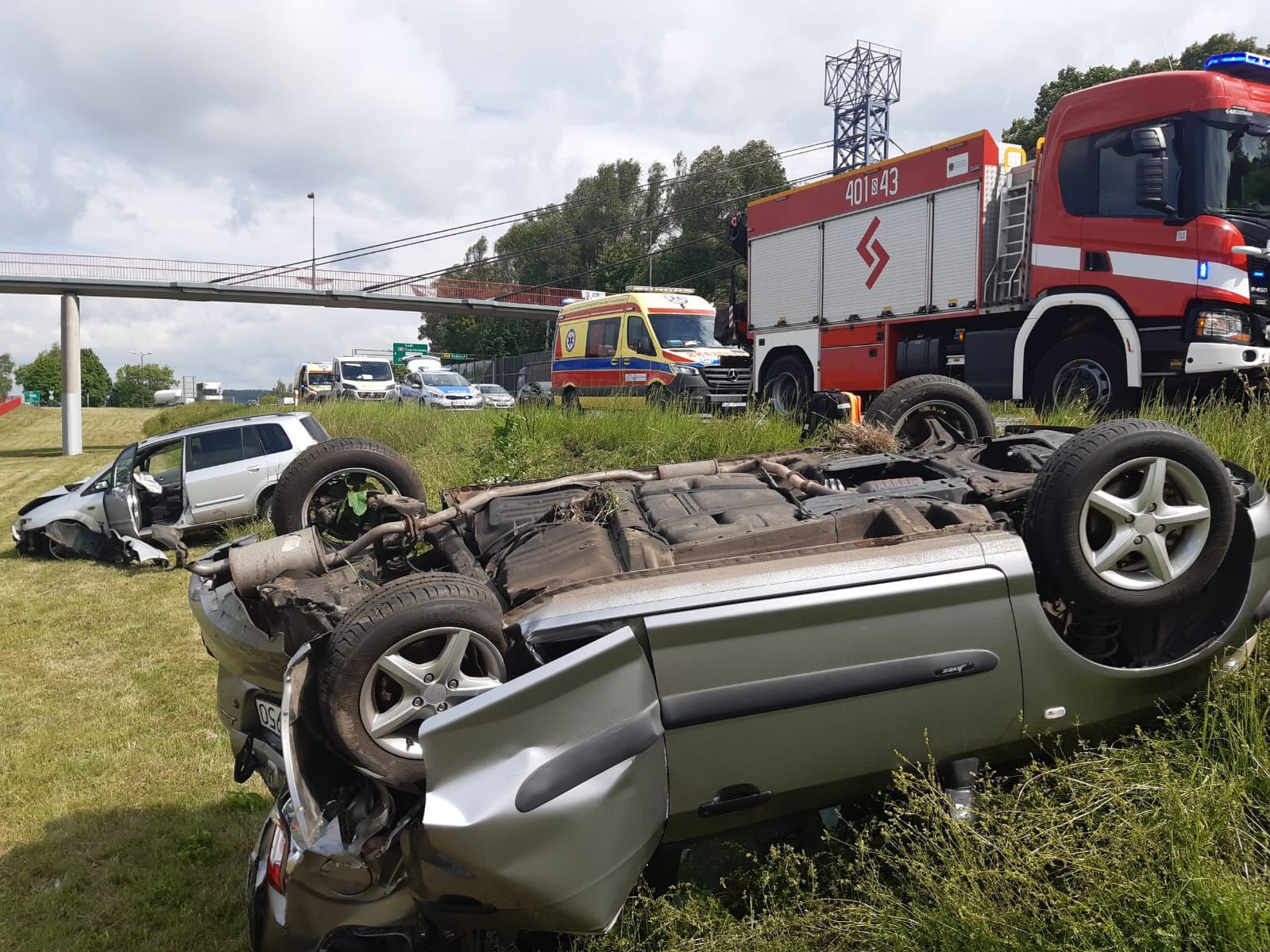 Czeladź. Droga Krajowa nr 86. Zderzenie i dachowanie koło centrum handlowego. 16 maja 2025.