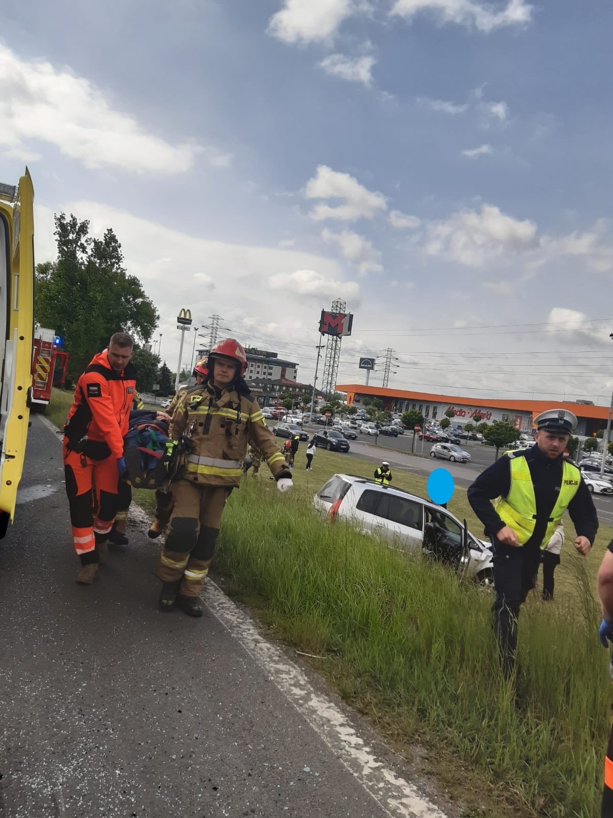Czeladź. Droga Krajowa nr 86. Zderzenie i dachowanie koło centrum handlowego. 16 maja 2025.