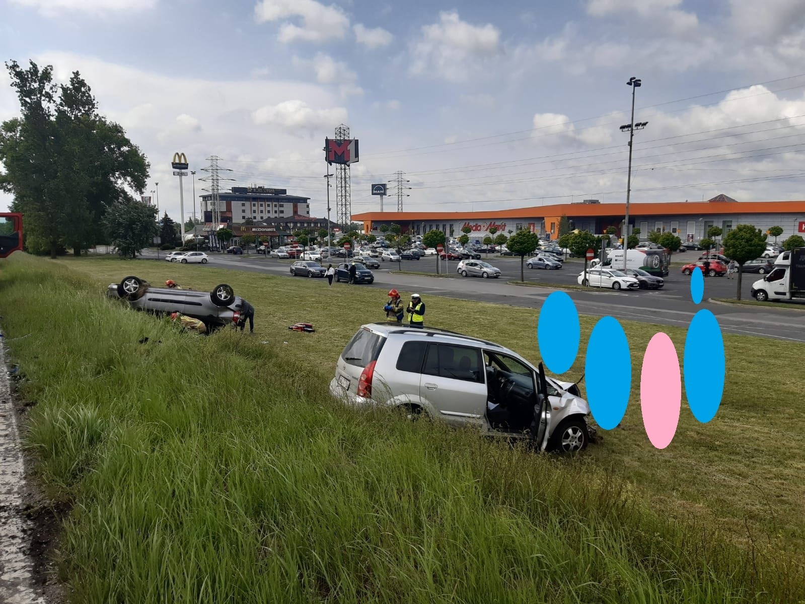 Będzin / Czeladź. Droga Krajowa nr 86. Zderzenie i dachowanie koło centrum handlowego. 16 maja 2025.