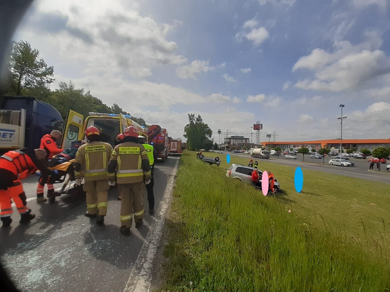 Czeladź. Droga Krajowa nr 86. Zderzenie i dachowanie koło centrum handlowego. 16 maja 2025.