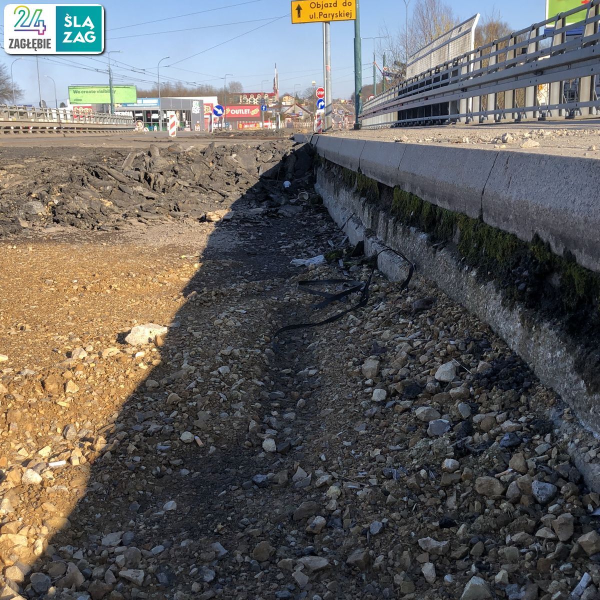 Po wąskie, po prawej, nad „urwiskiem” – to chodnik. Naprawdę...