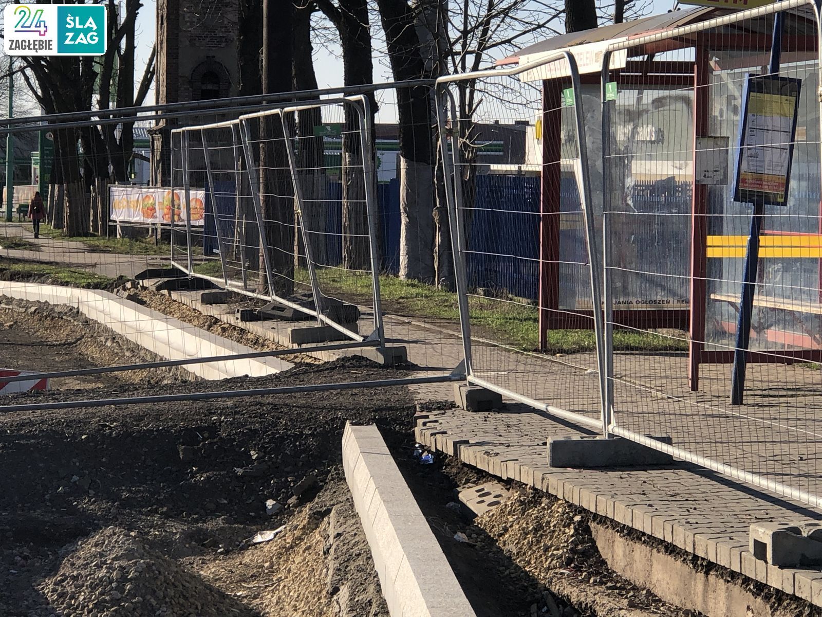 Przewrócą się same, czy dopiero jak się ktoś zatoczy? Instrukcja montażu takich barier oraz przepisy to tylko niepotrzebna makulatura – fachowcy wiedzą lepiej.