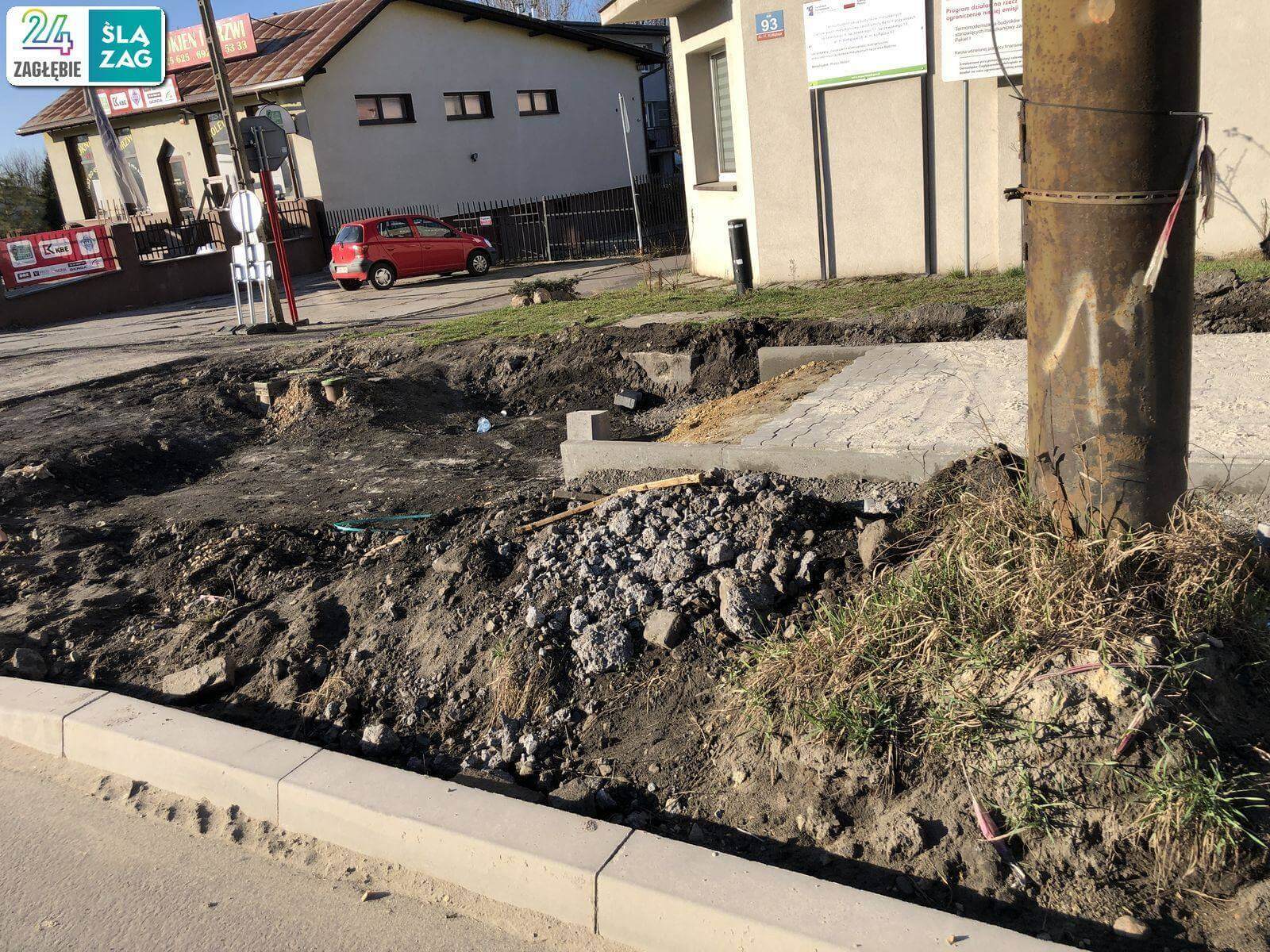 Ciągłości chodnika – brak Drogi zastępczej – brak. Wygrodzenia z zakazem wstępu pieszym –brak. Przejścia dla pieszych – brak Podobnie jest na całym odcinku Alei Hugona Kołłątaja. Niby chodnik zamknięty, ale otwarty. Nie ma to nic wspólnego ani przepisami, ani bezpieczeństwem, ani rozsądkiem. Pieszy ryzykuje. A dzieci uczą się ryzykownych zachowań. O ile oczywiście nie są ograniczeni ruchowo, bo o takich, na czas budowy, nikt nie myśli.