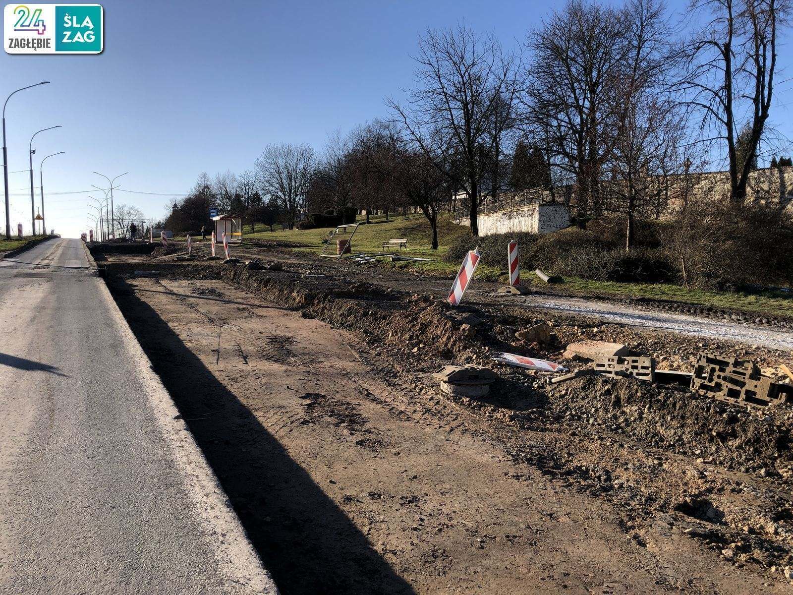 Chwila nieuwagi i można spaść prawymi kołami z jezdni i zakończyć podróż. Ale za to jak się fajnie tych rowerzystów wyprzedza – można pęknąć ze śmiechu, jak wpadają do wykopu i tak śmiesznie machają rękami i nogami w locie!