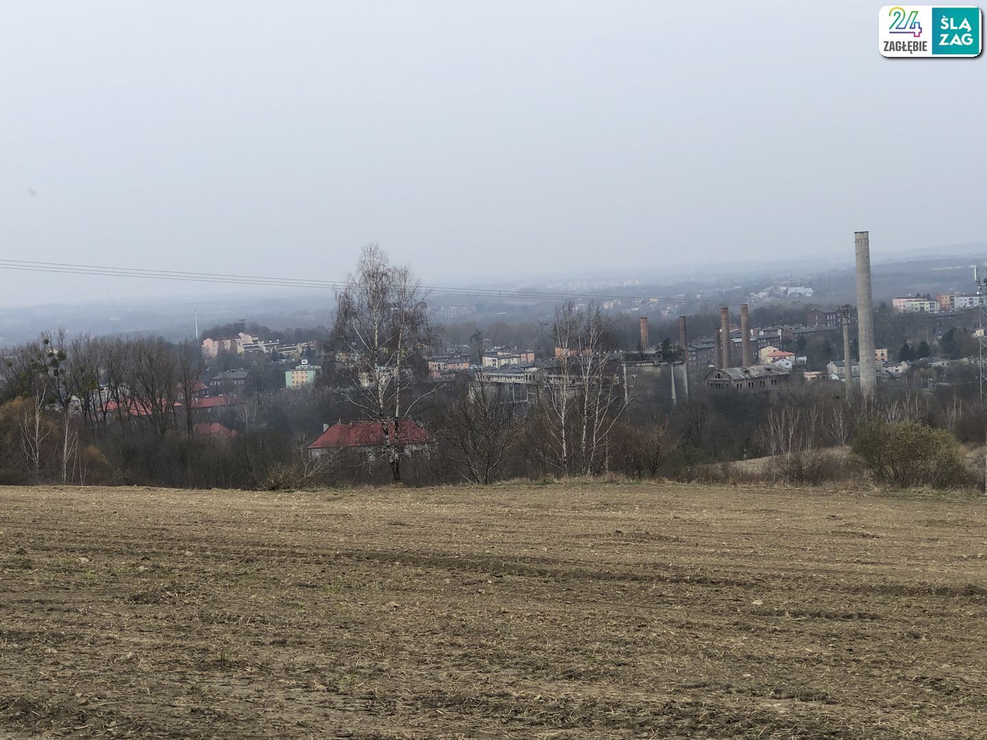 Będzin-Grodziec. Widok z Góry Św. Doroty na Grodziec, z cementownią. 30 marca 2025.