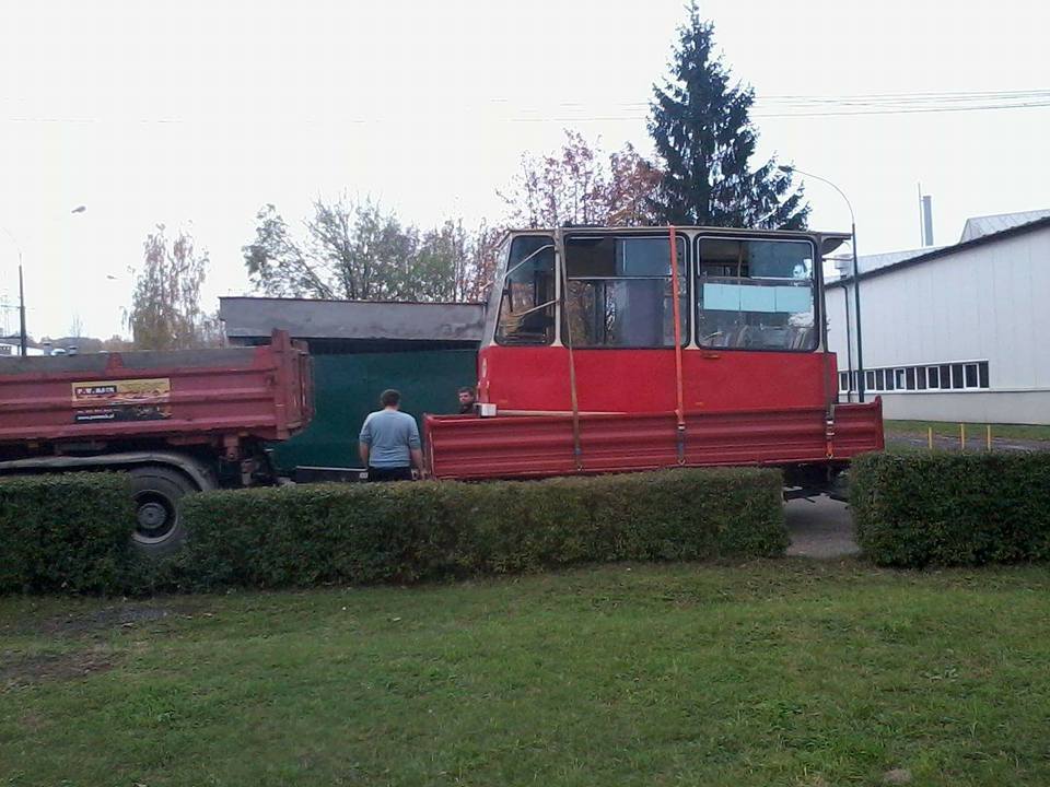 Będzin-Grodziec. Budowa pomnika linii tramwajowej nr 25 na terenie Ochotniczej Straży Pożarnej. Maj 2017