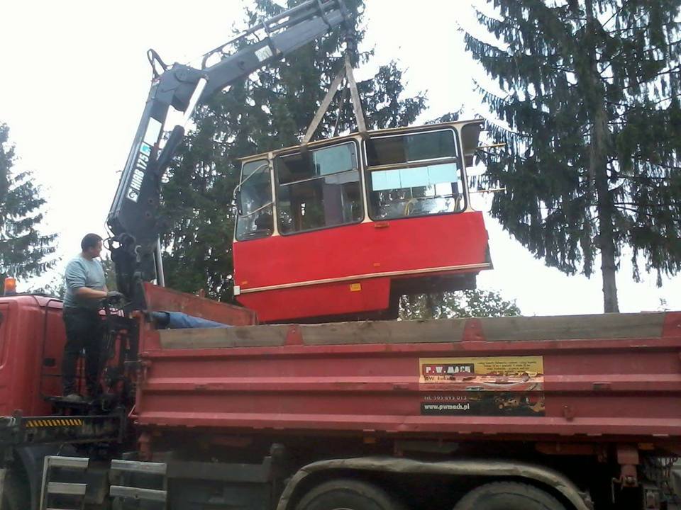 Będzin-Grodziec. Budowa pomnika linii tramwajowej nr 25 na terenie Ochotniczej Straży Pożarnej. Maj 2017