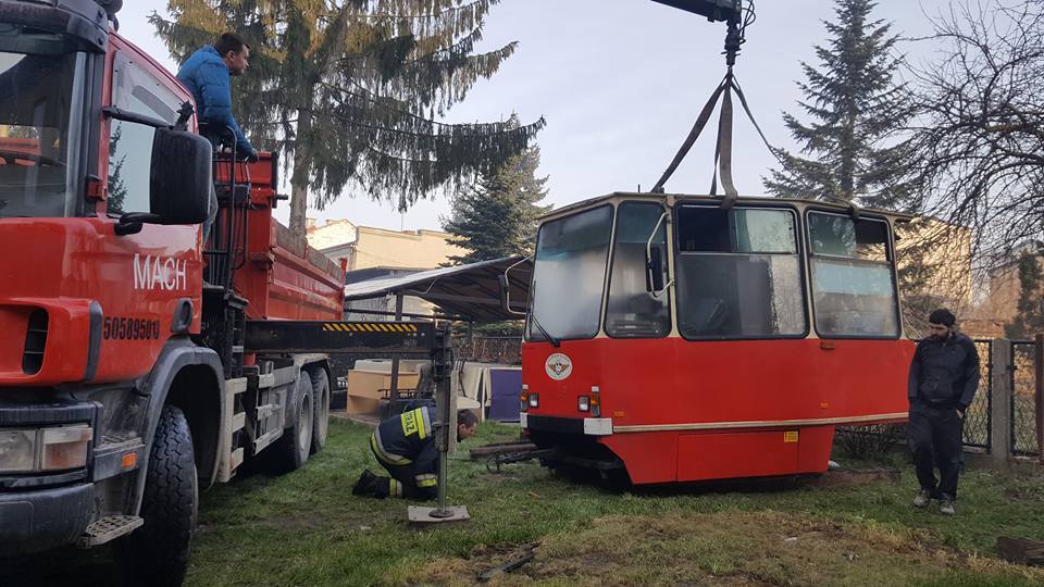 Będzin-Grodziec. Budowa pomnika linii tramwajowej nr 25 na terenie Ochotniczej Straży Pożarnej. Maj 2017